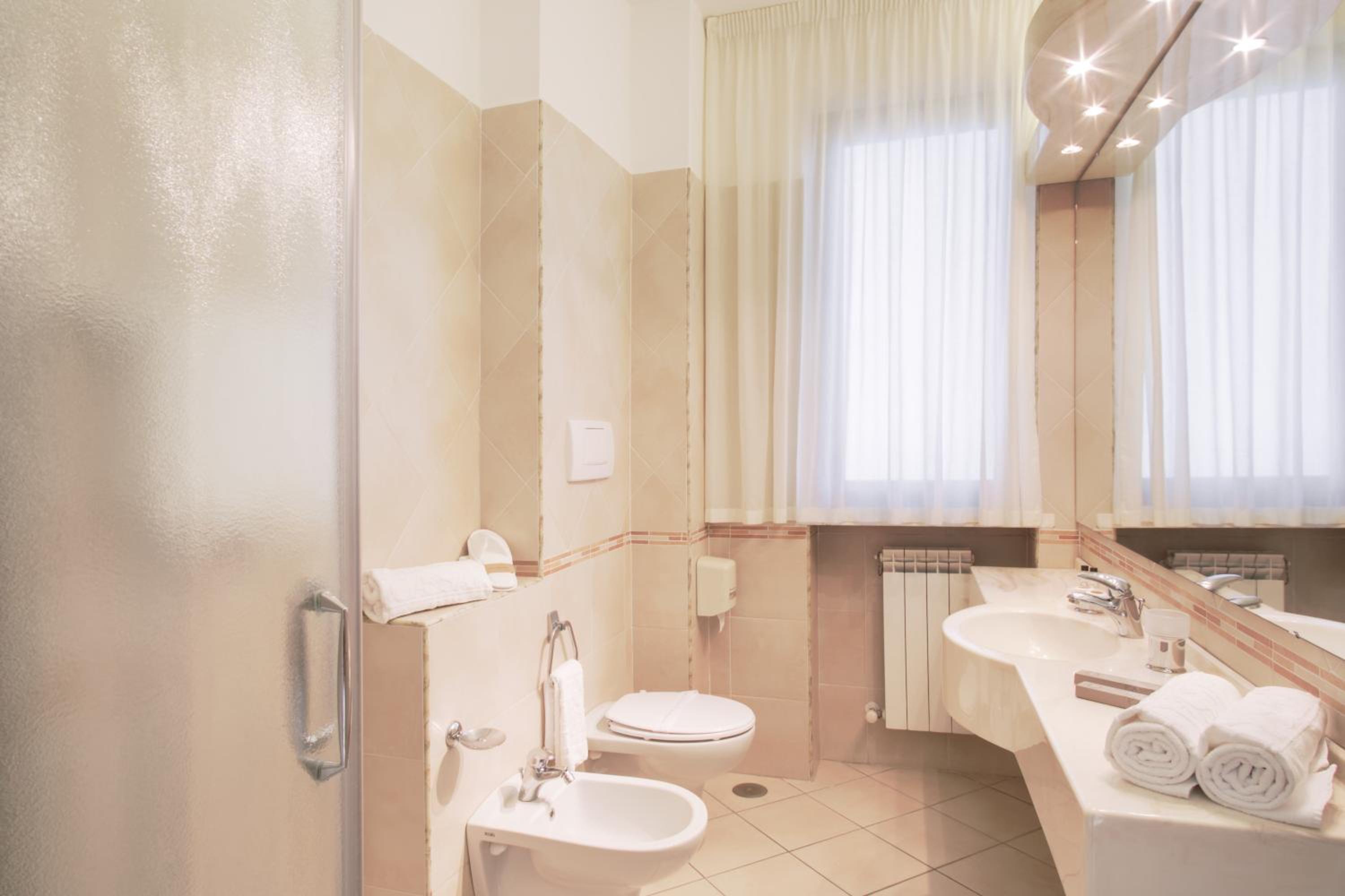 Classic Double or Twin Room with Sea View - Photo 6