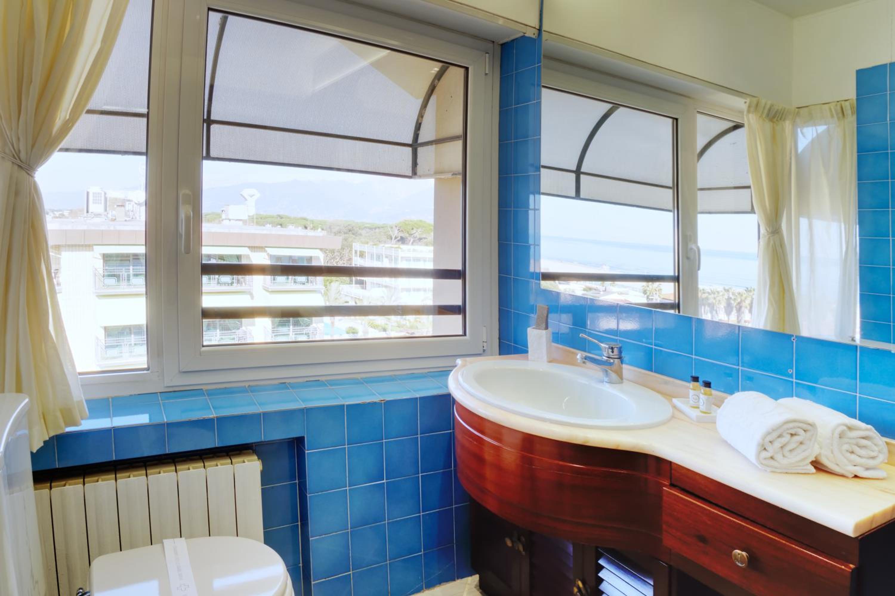 Classic Double or Twin Room with Sea View - Photo 2