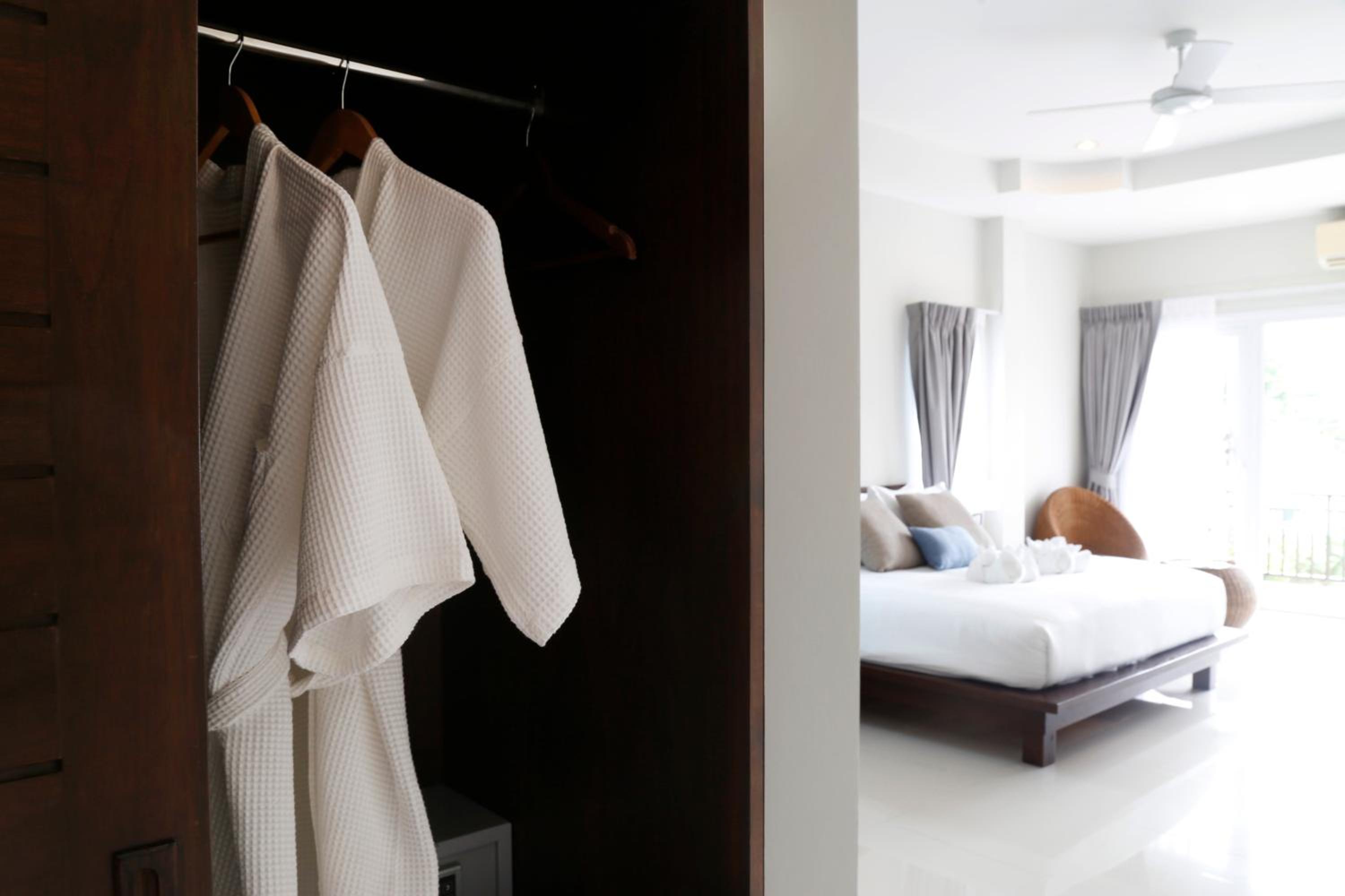 Deluxe Double Room with Balcony - Photo 16