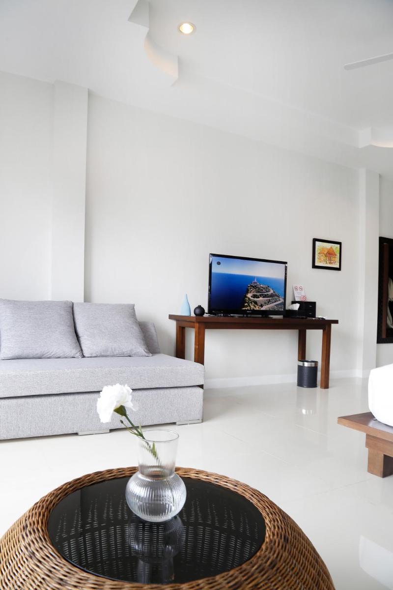 Deluxe Double Room with Balcony - Photo 5