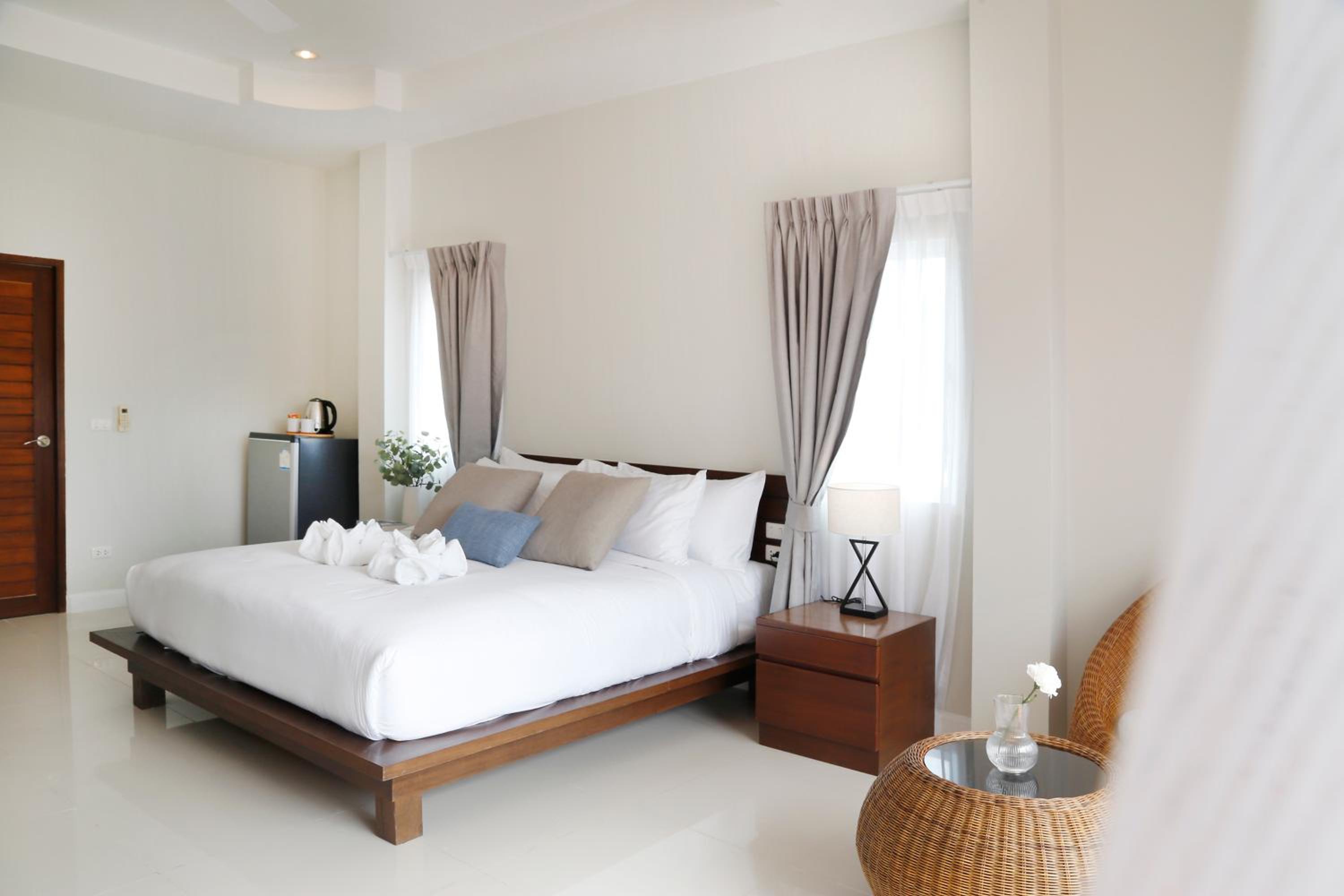 Deluxe Double Room with Balcony - Photo 12
