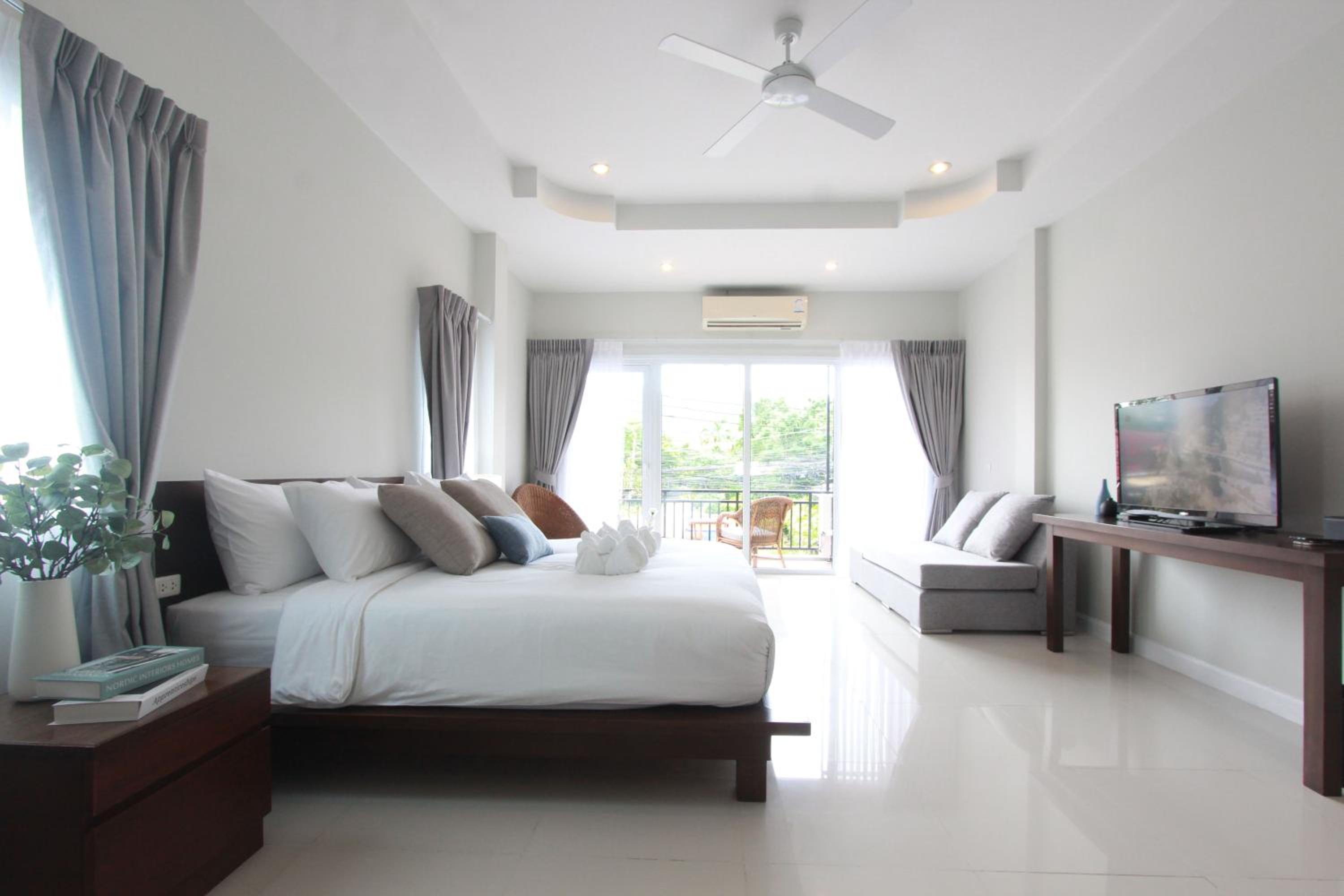 Deluxe Double Room with Balcony - Photo 13