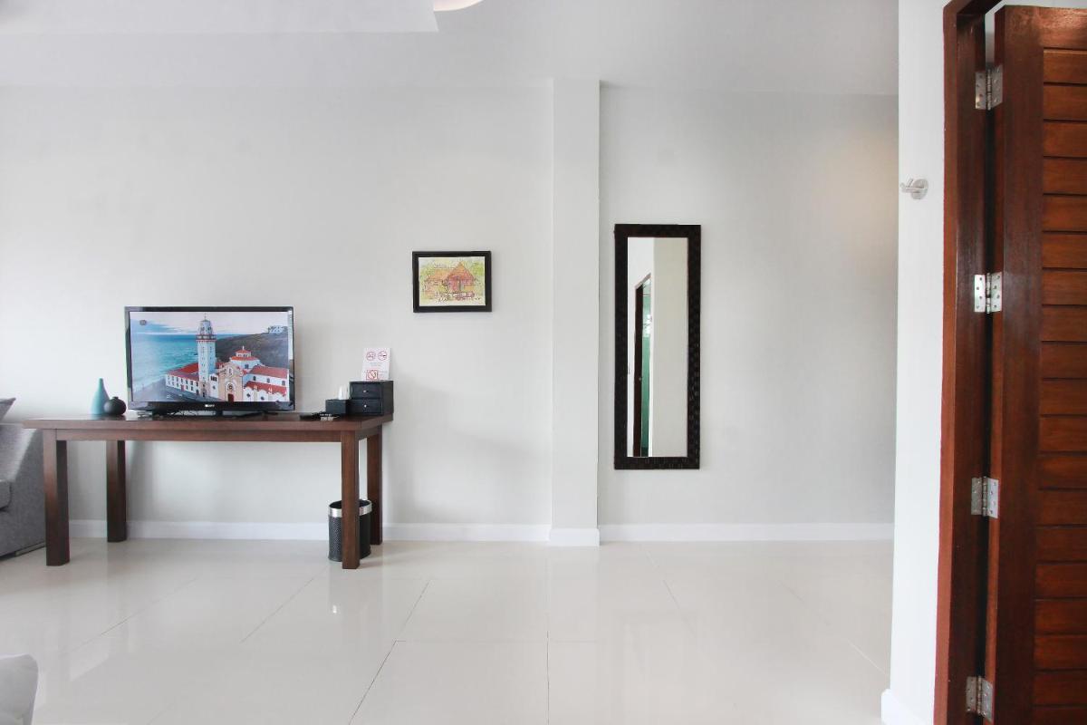 Deluxe Double Room with Balcony - Photo 9