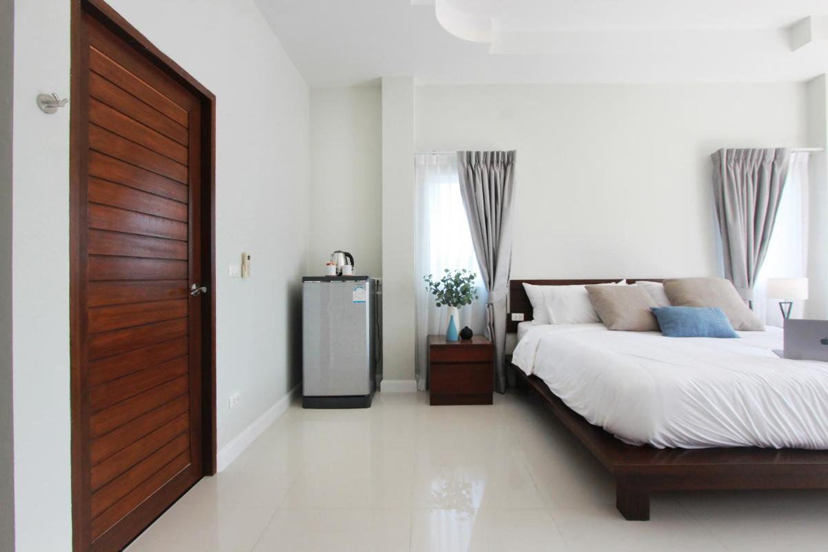 Deluxe Double Room with Balcony - Photo 15
