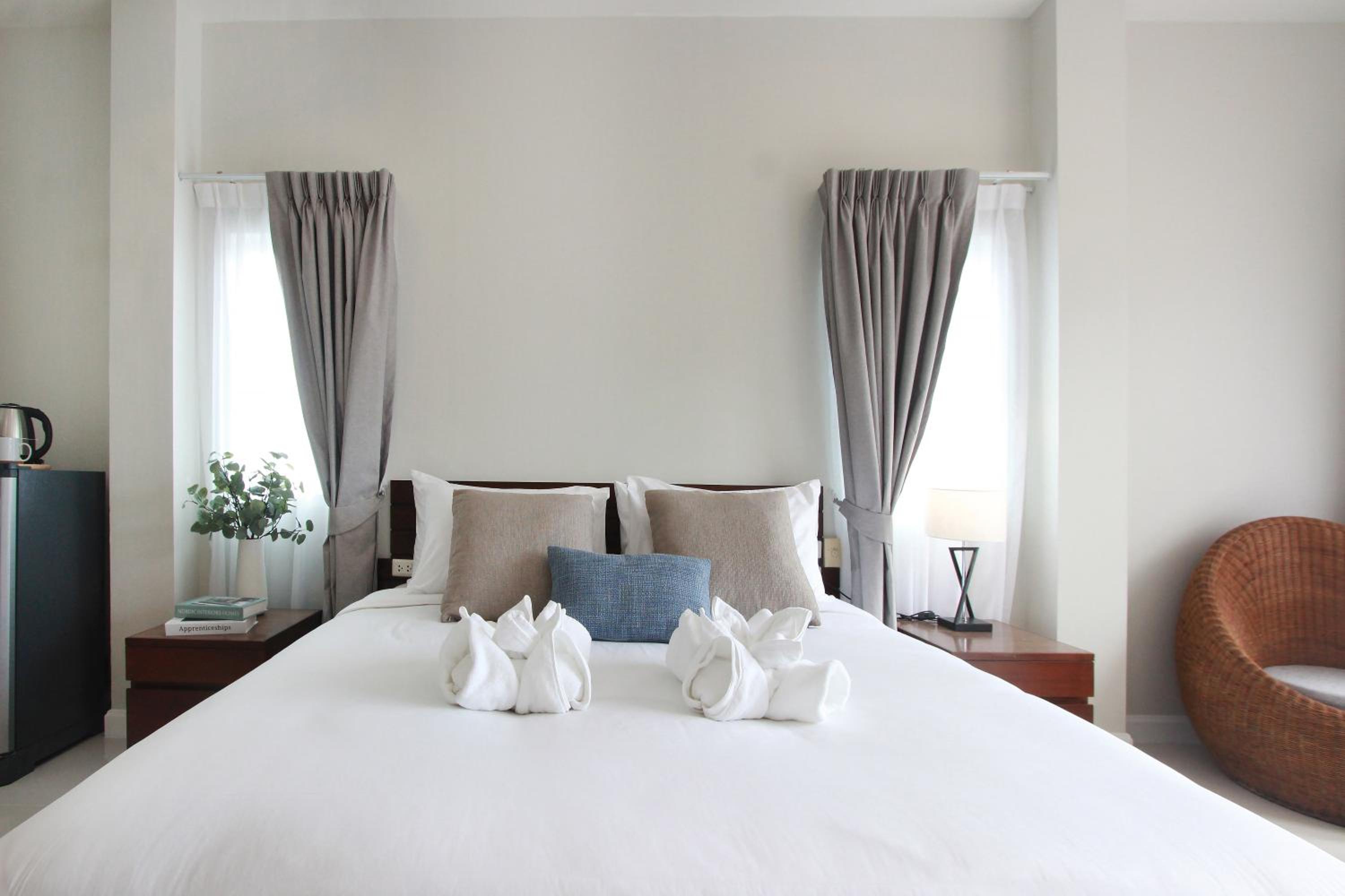 Deluxe Double Room with Balcony - Photo 2