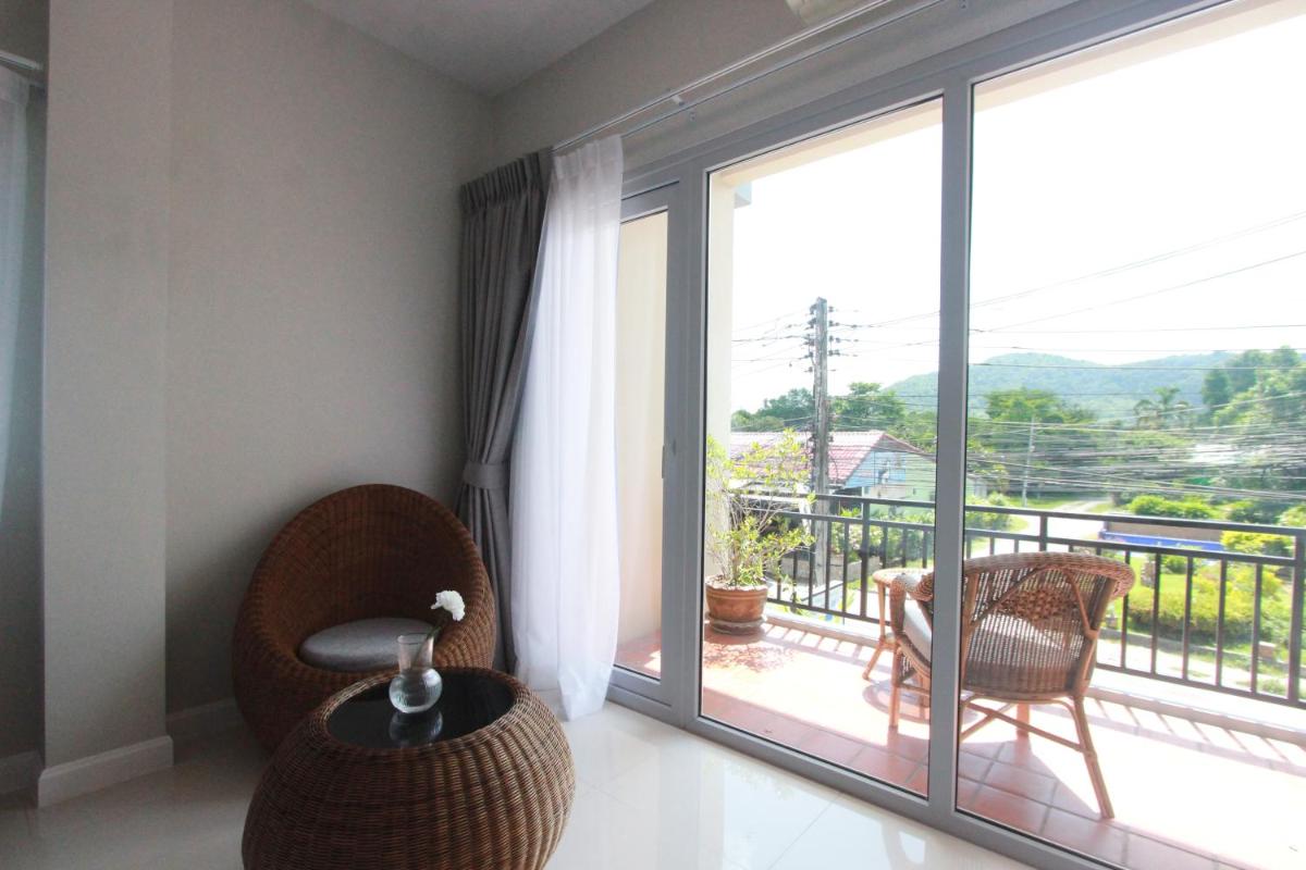 Deluxe Double Room with Balcony - Photo 7