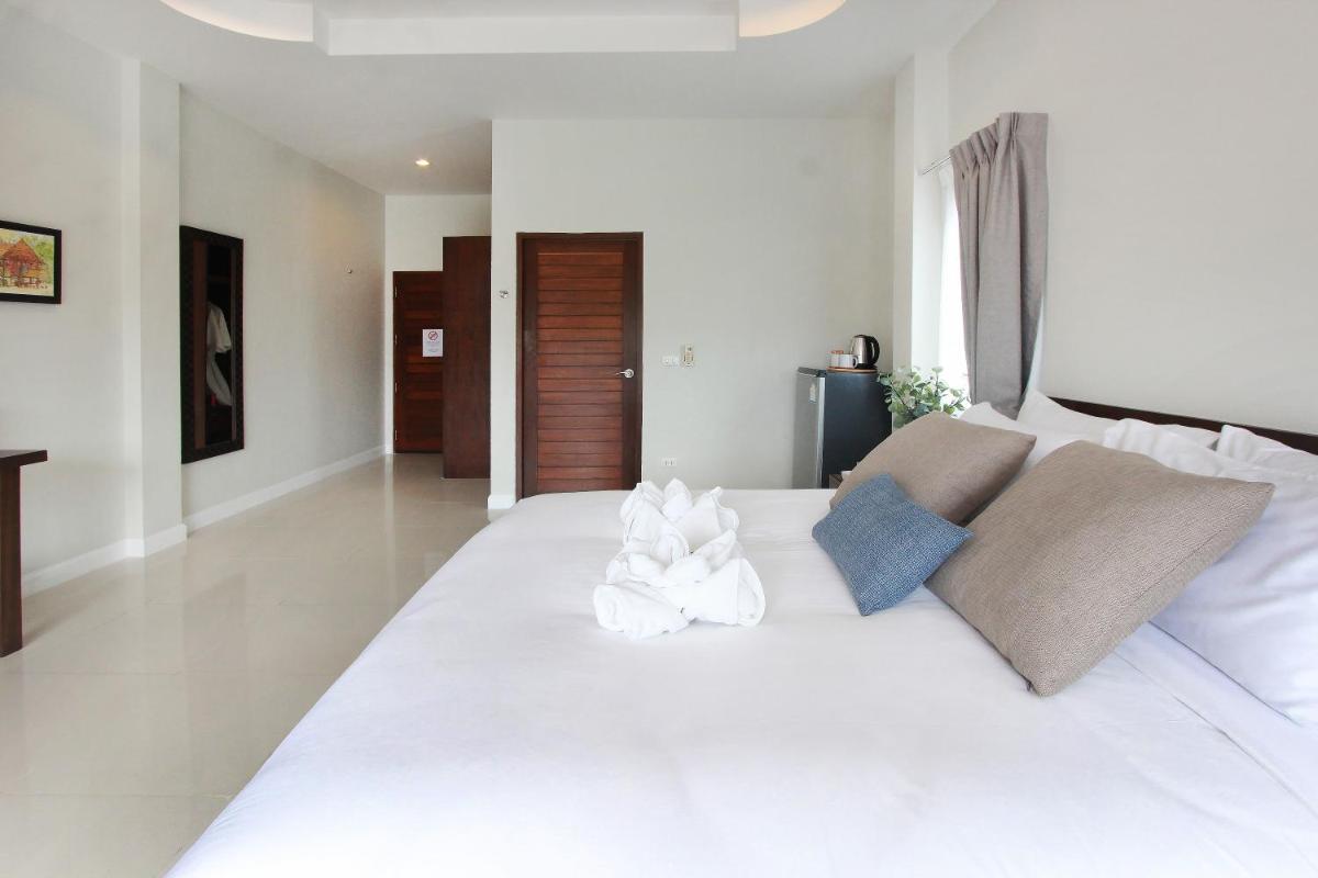 Deluxe Double Room with Balcony - Photo 3
