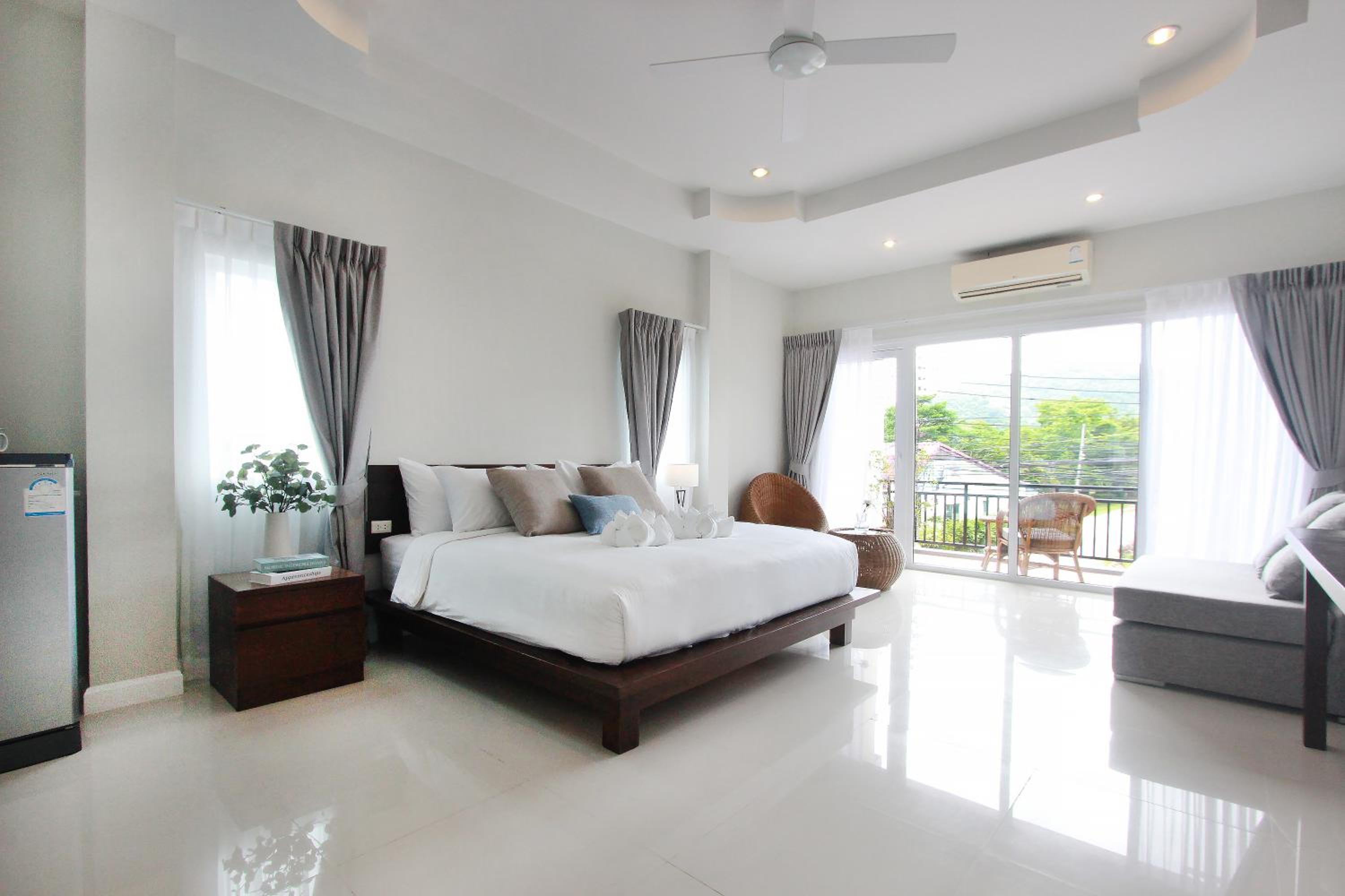 Deluxe Double Room with Balcony - Photo 14