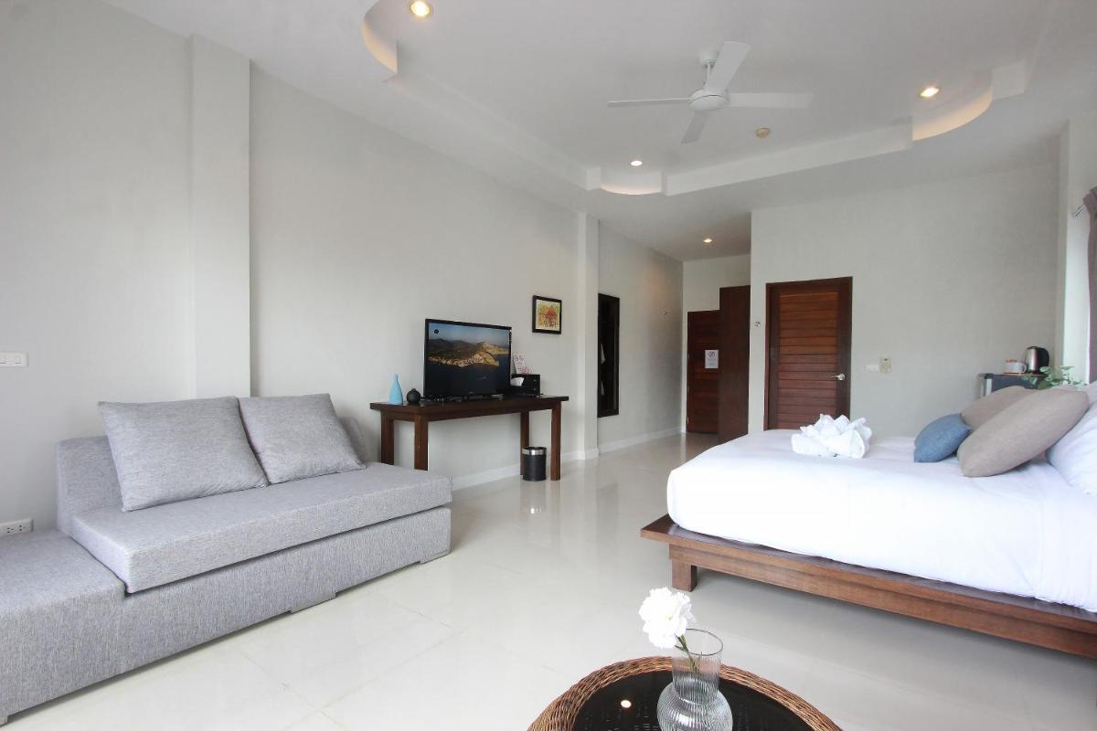 Deluxe Double Room with Balcony - Photo 4