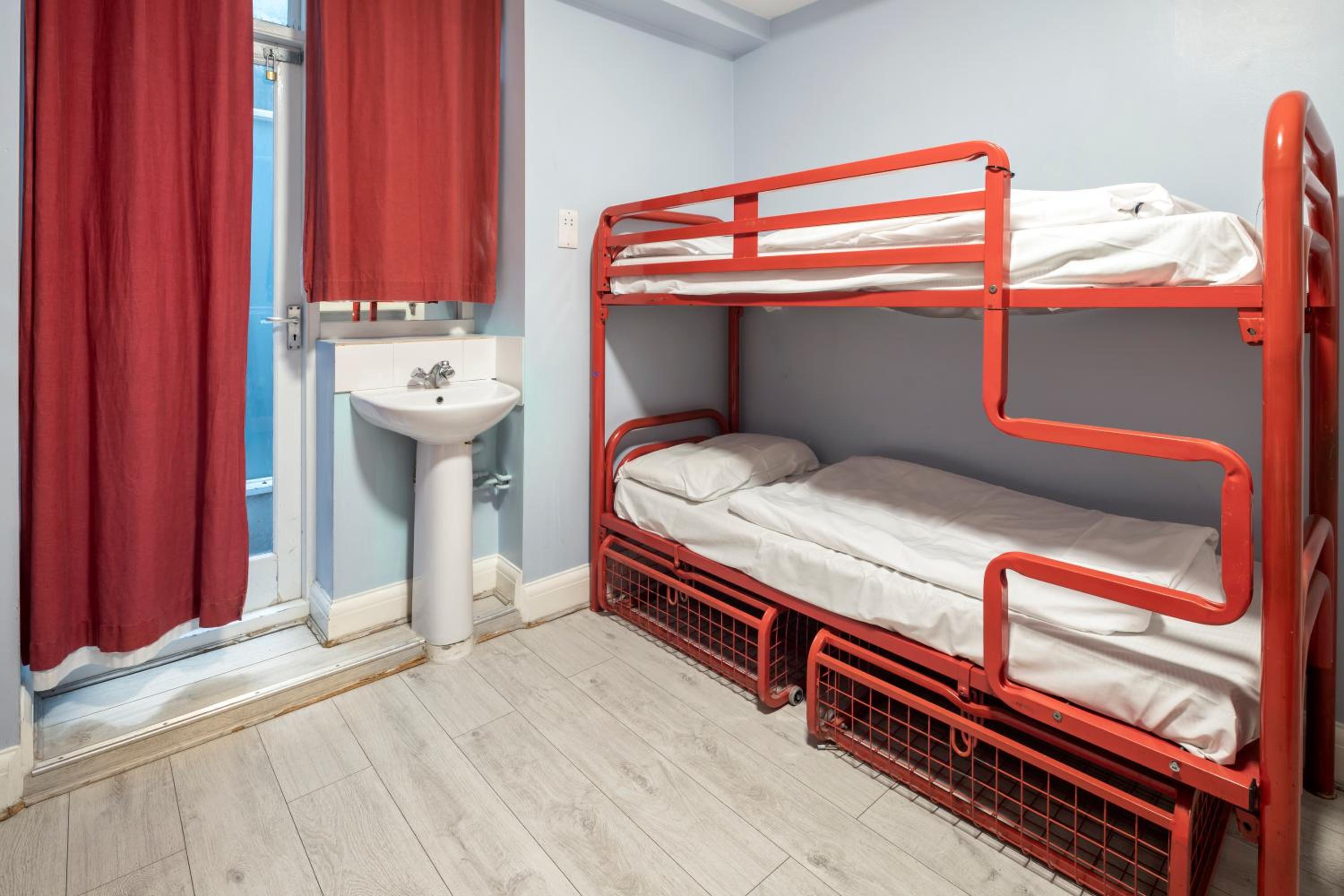 Bed in 6-Bed Mixed Dormitory Room (18–39 years) photo 2