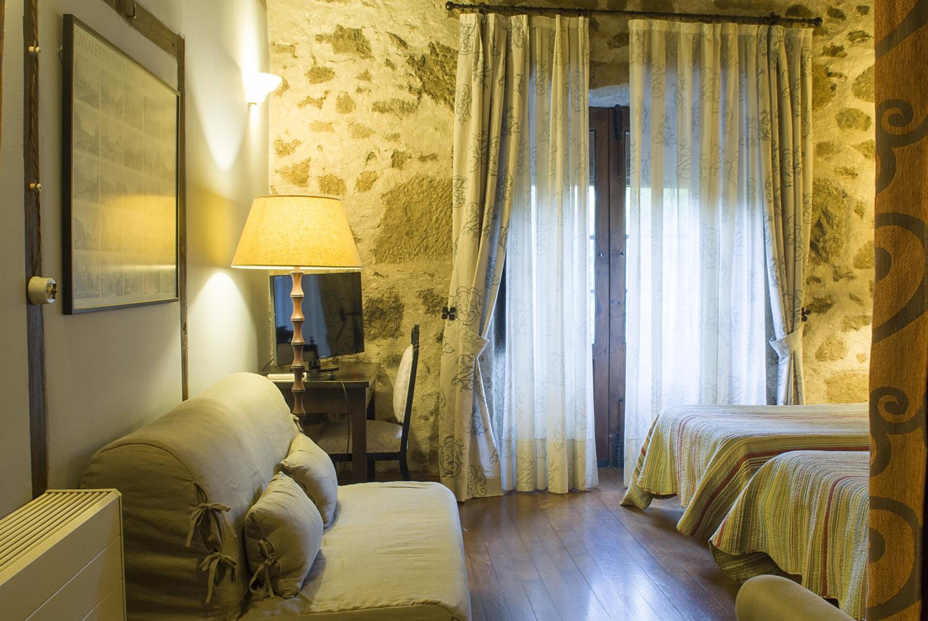 Twin Room with Balcony - Photo 21