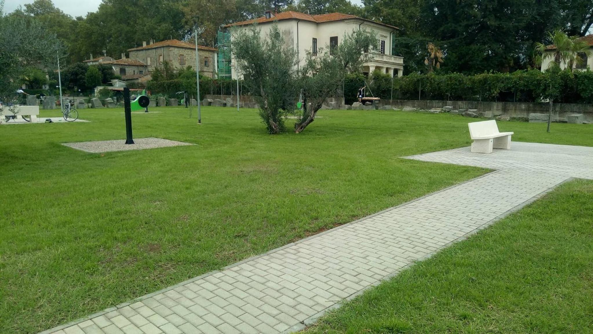Apartment with Lake View - Photo 10