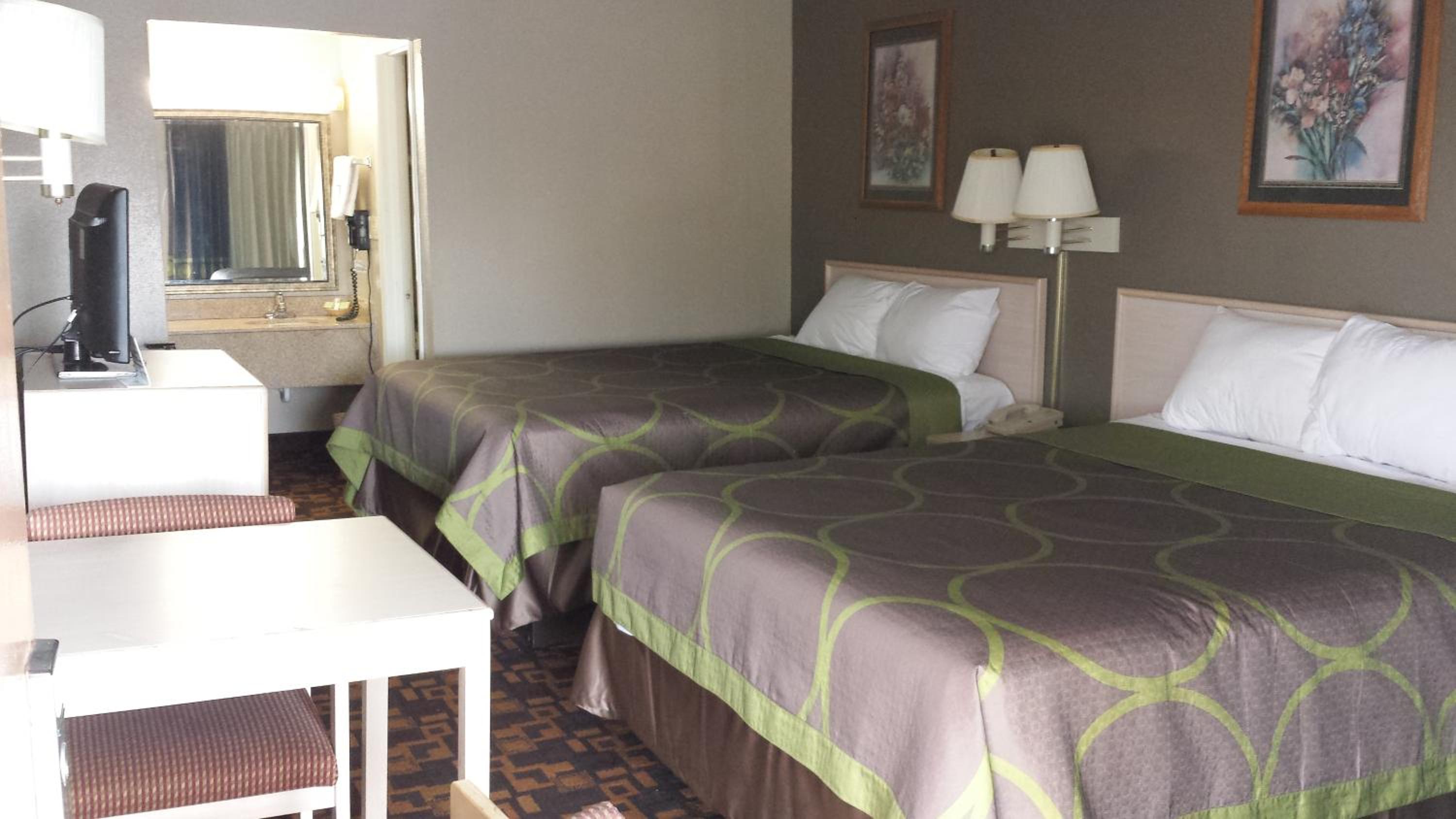Queen Room with Two Queen Beds - Non-Smoking - Photo 2