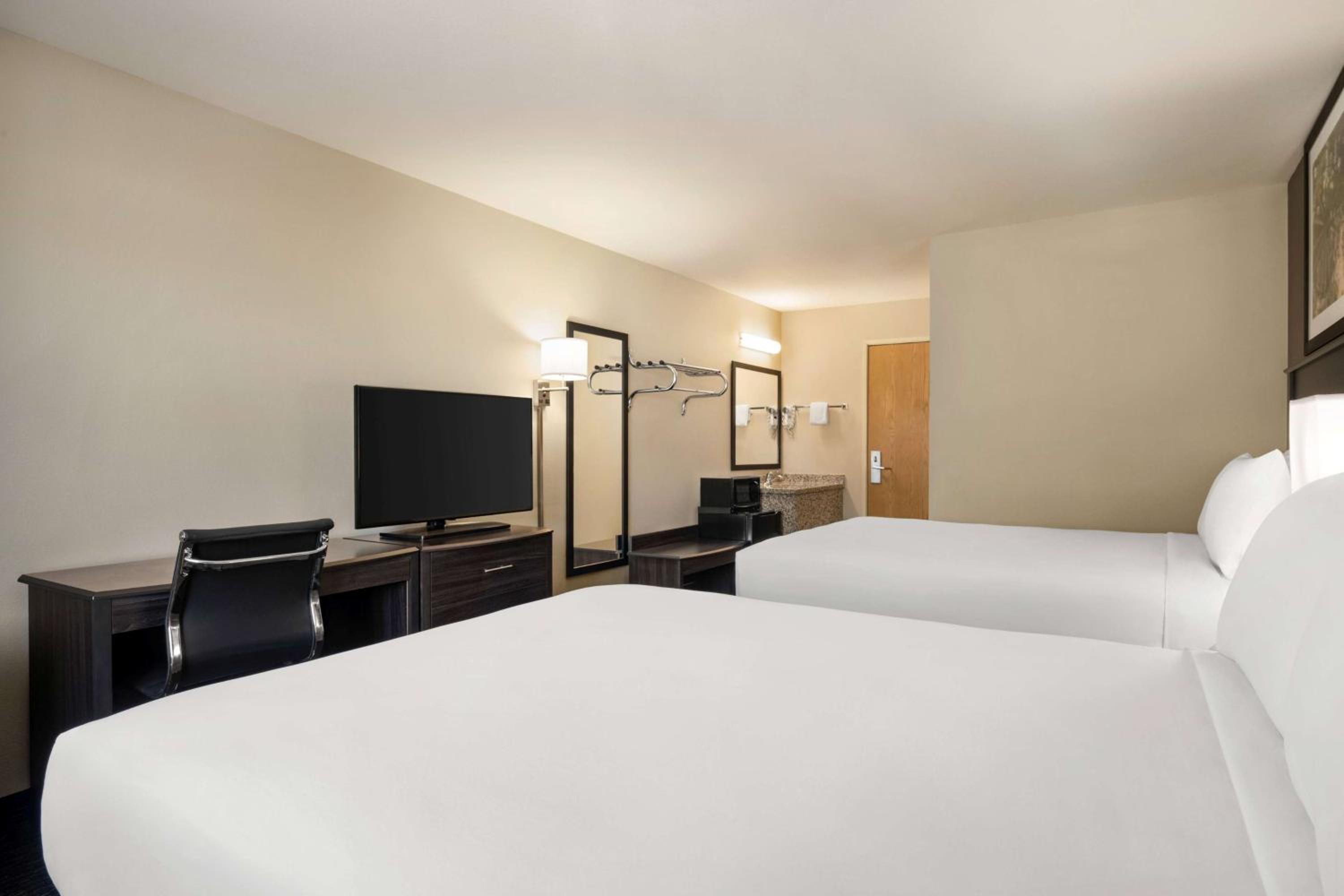 Queen Room with Two Queen Beds - Non-Smoking - Photo 1