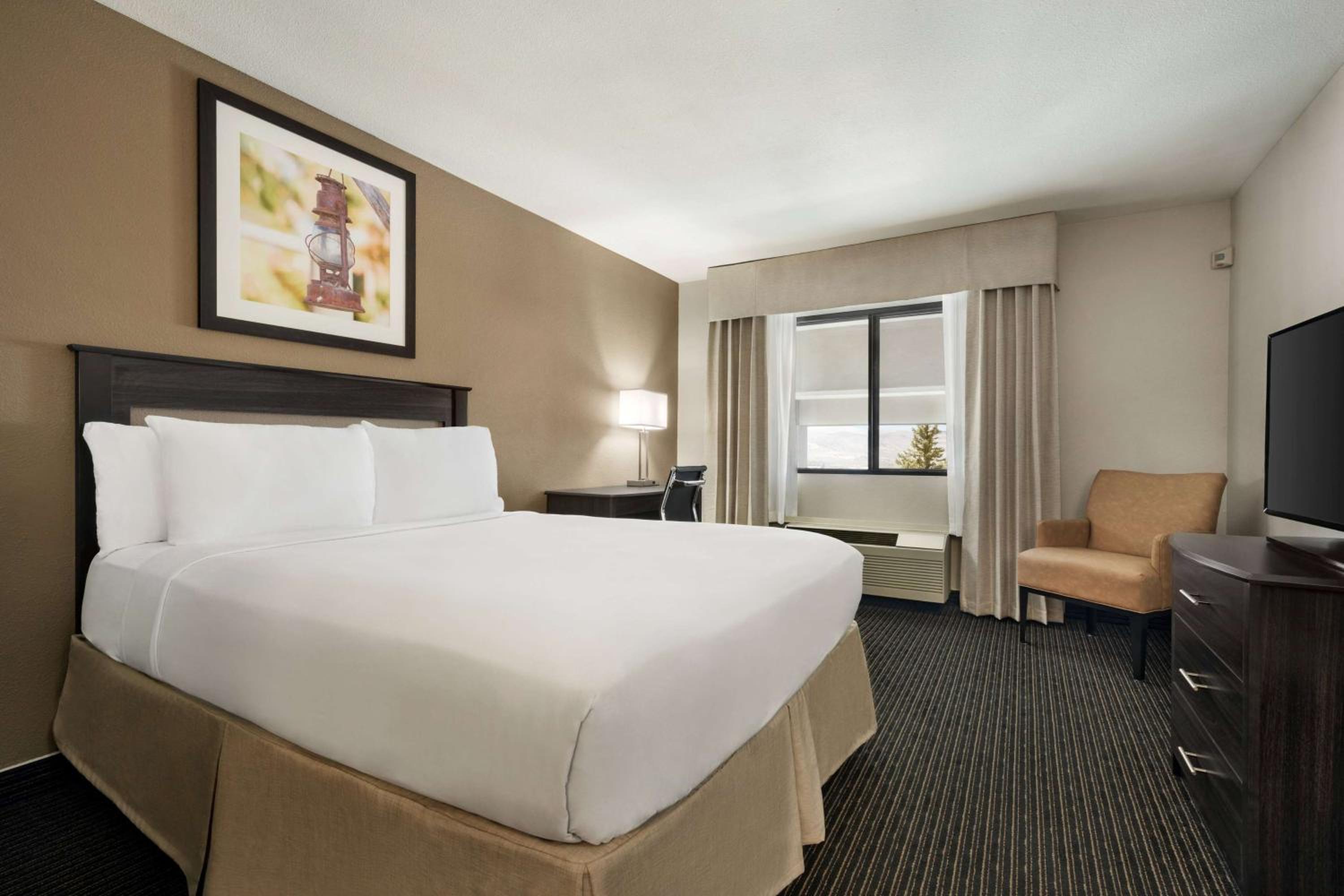 King Room - Non-Smoking - Photo 2