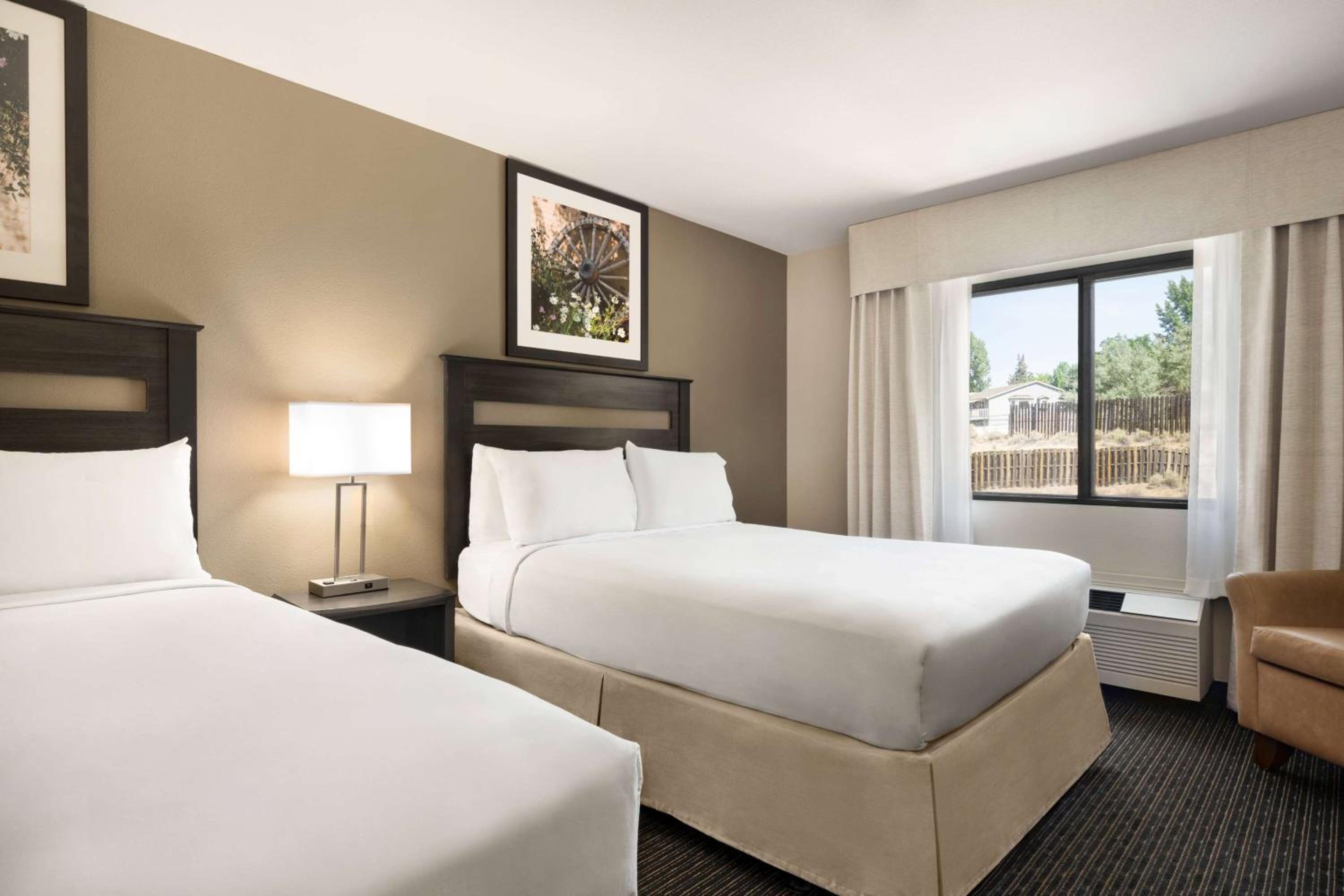 Queen Room with Two Queen Beds - Non-Smoking - Photo 2