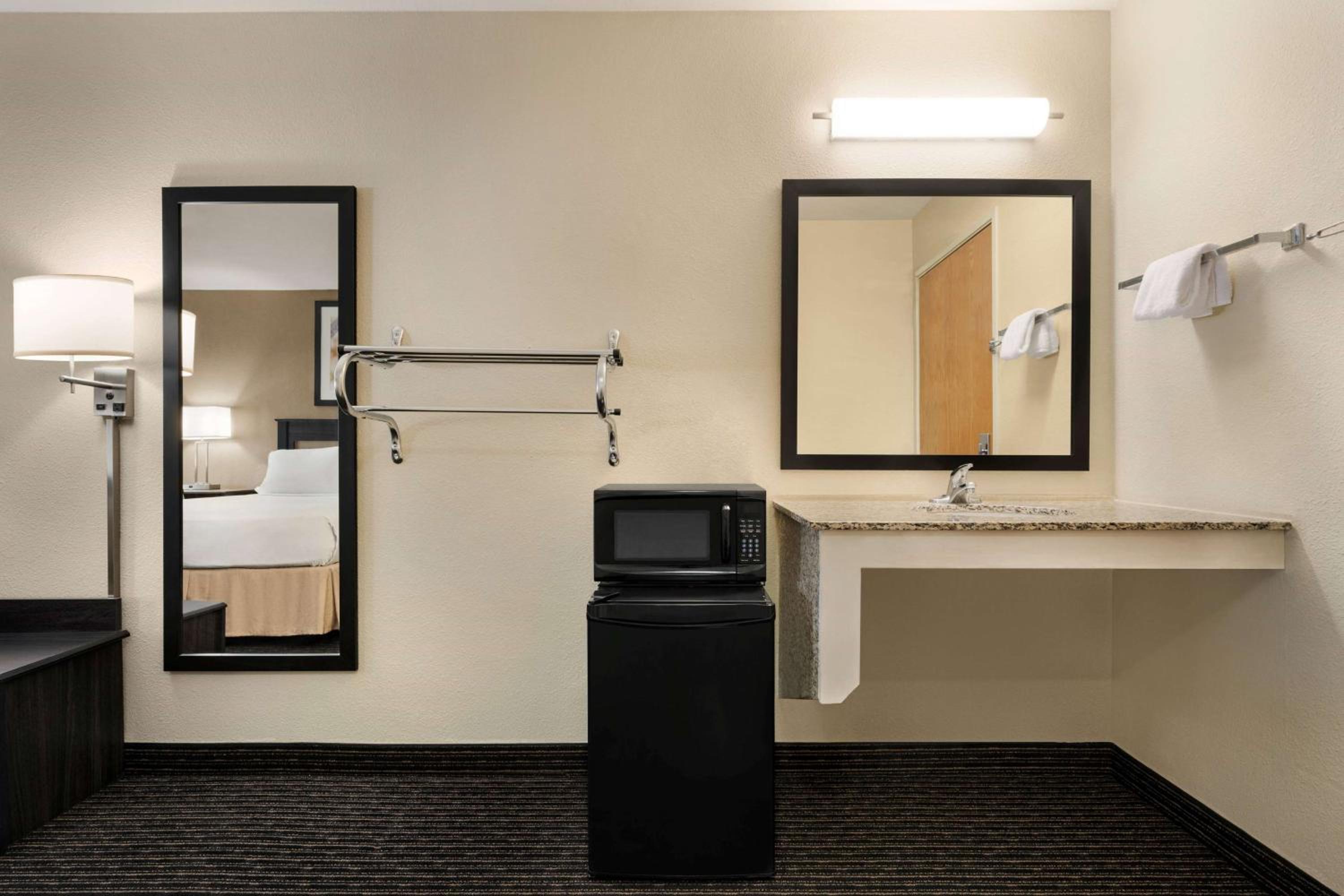 Queen Room - Mobility Access/Non-Smoking - Photo 2