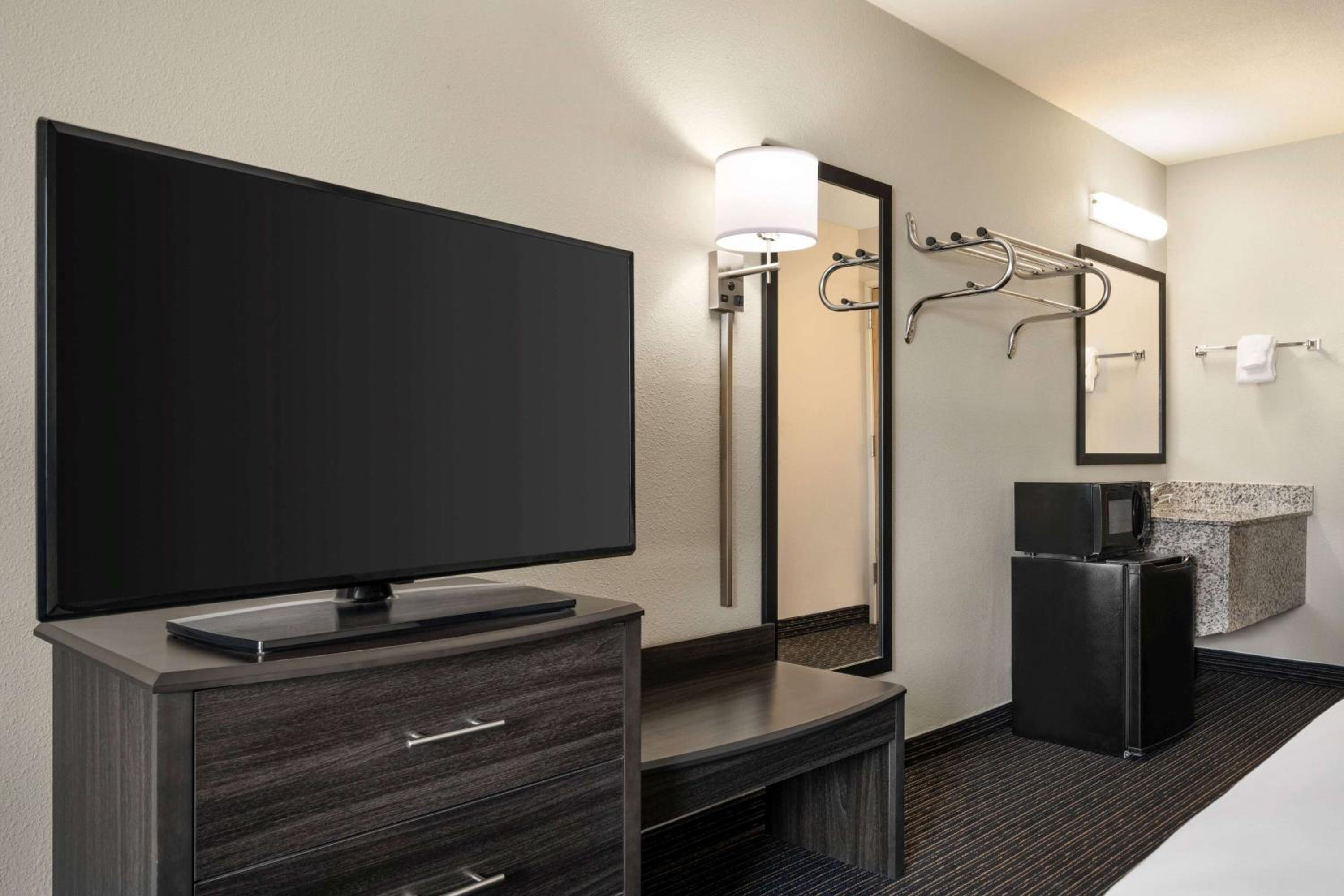 King Room - Non-Smoking - Photo 4
