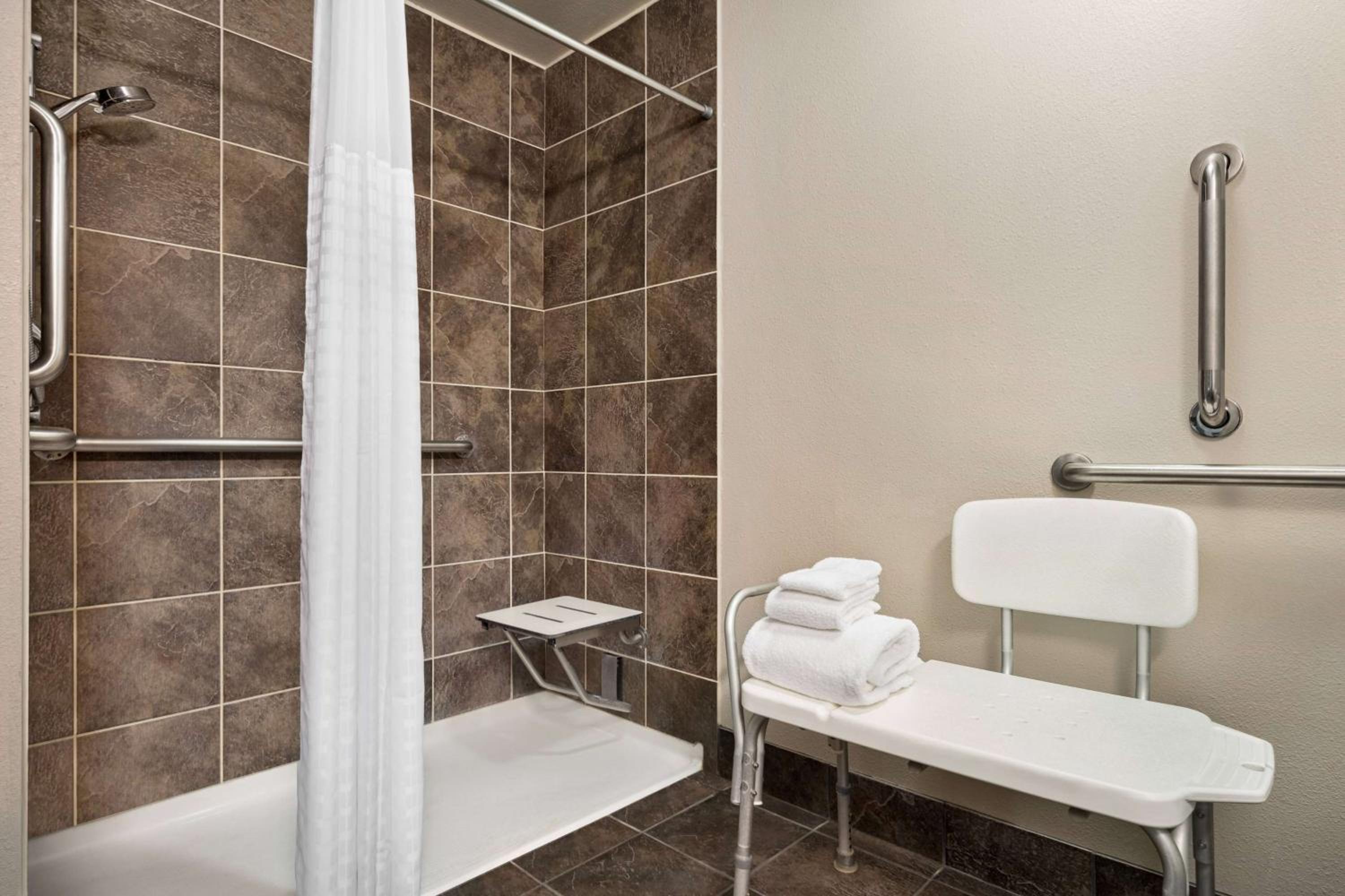 Queen Room - Mobility Access/Non-Smoking - Photo 4