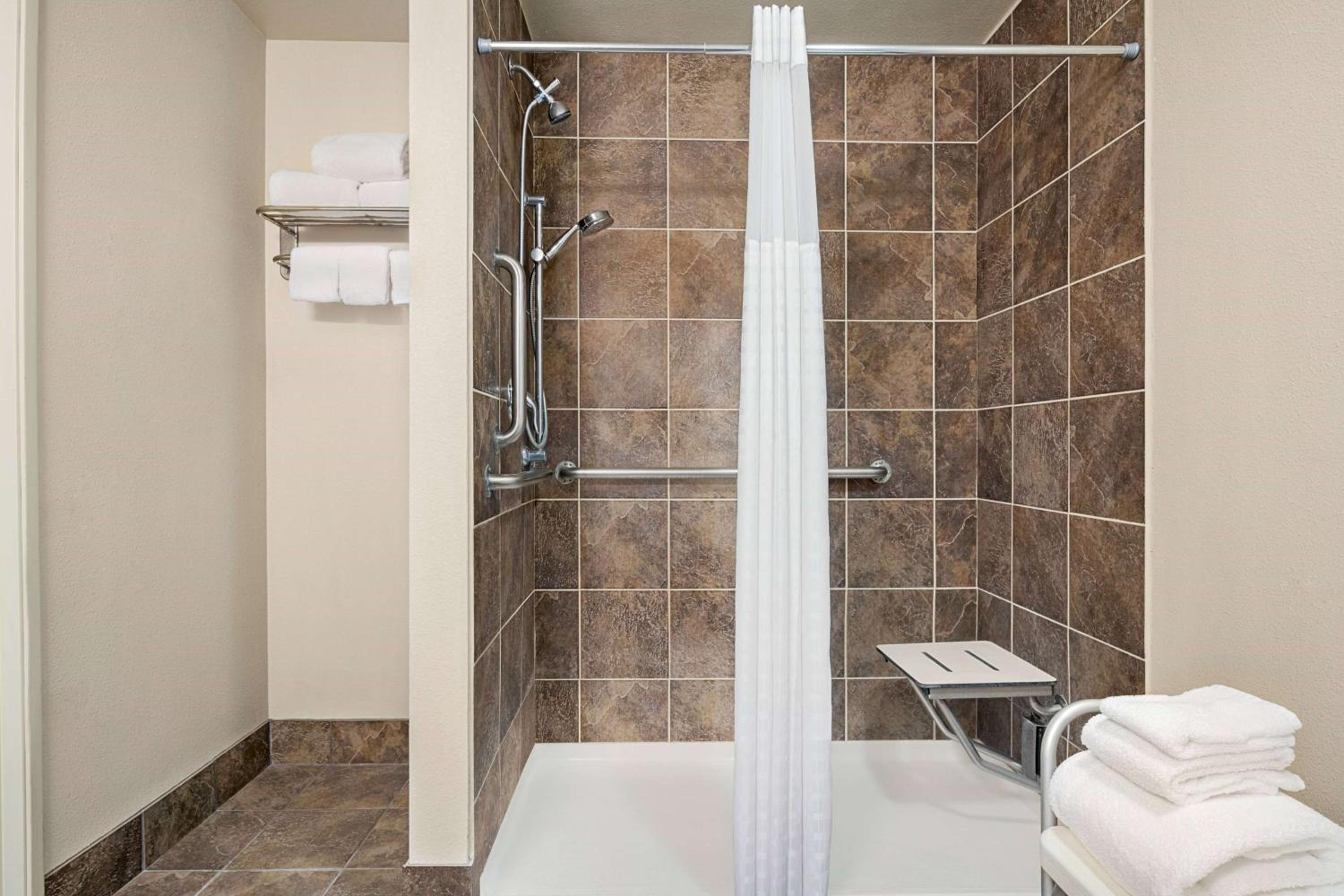 Queen Room - Mobility Access/Non-Smoking - Photo 5