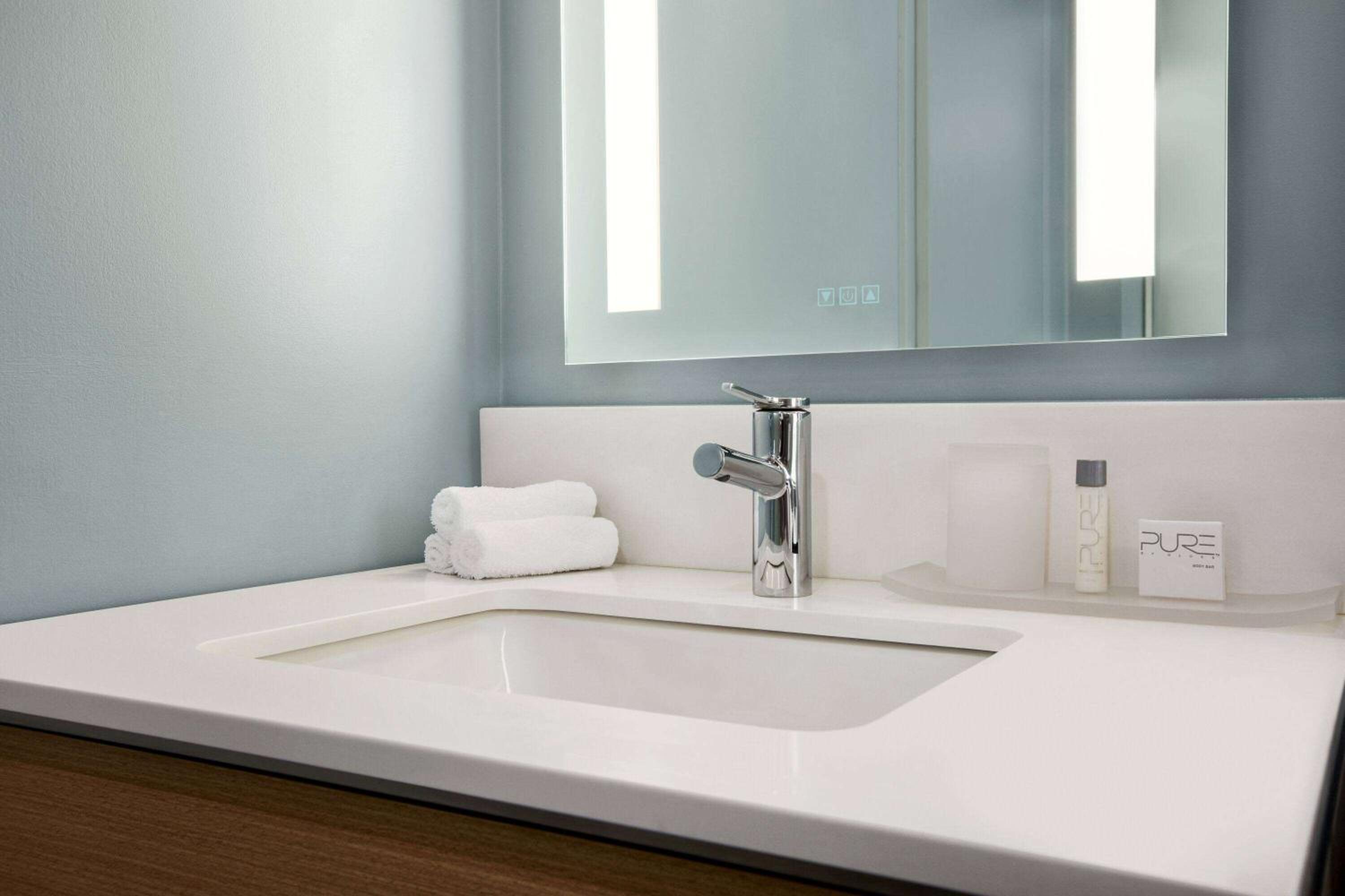 Deluxe Queen Room with Roll-in Shower - Mobility and Hearing Impaired Access/Non-Smoking - Photo 11