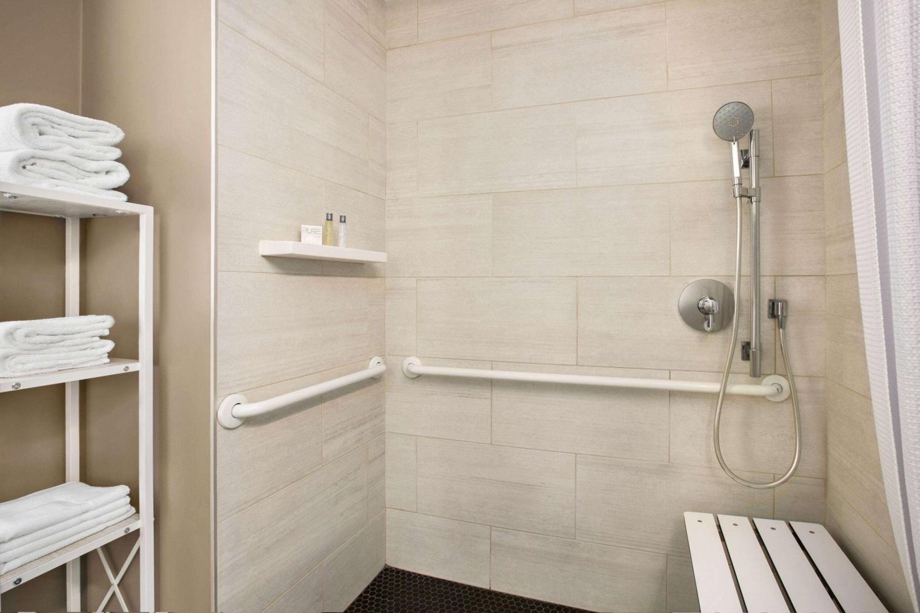Deluxe Queen Room with Roll-in Shower - Mobility and Hearing Impaired Access/Non-Smoking - Photo 10