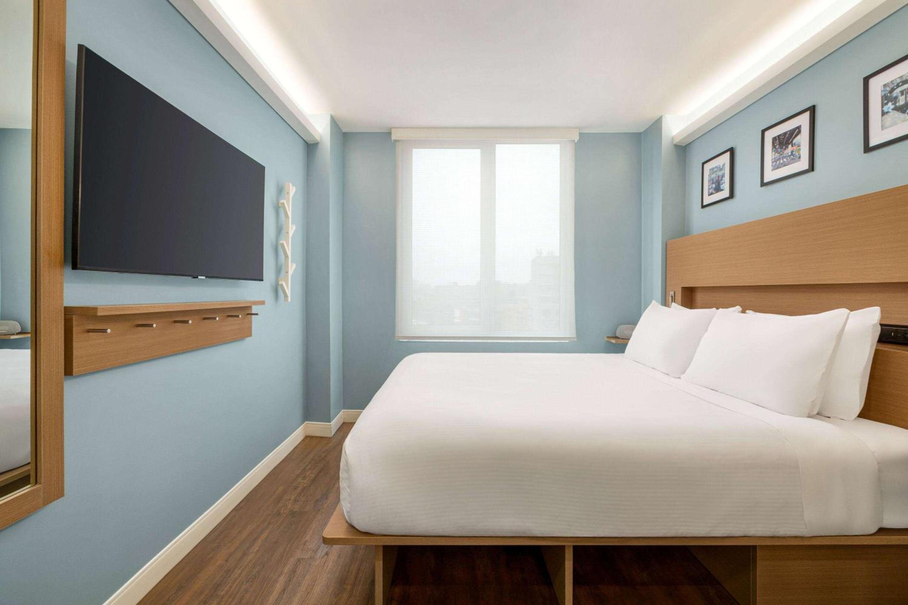 Deluxe King Room - Non-Smoking - Photo 12