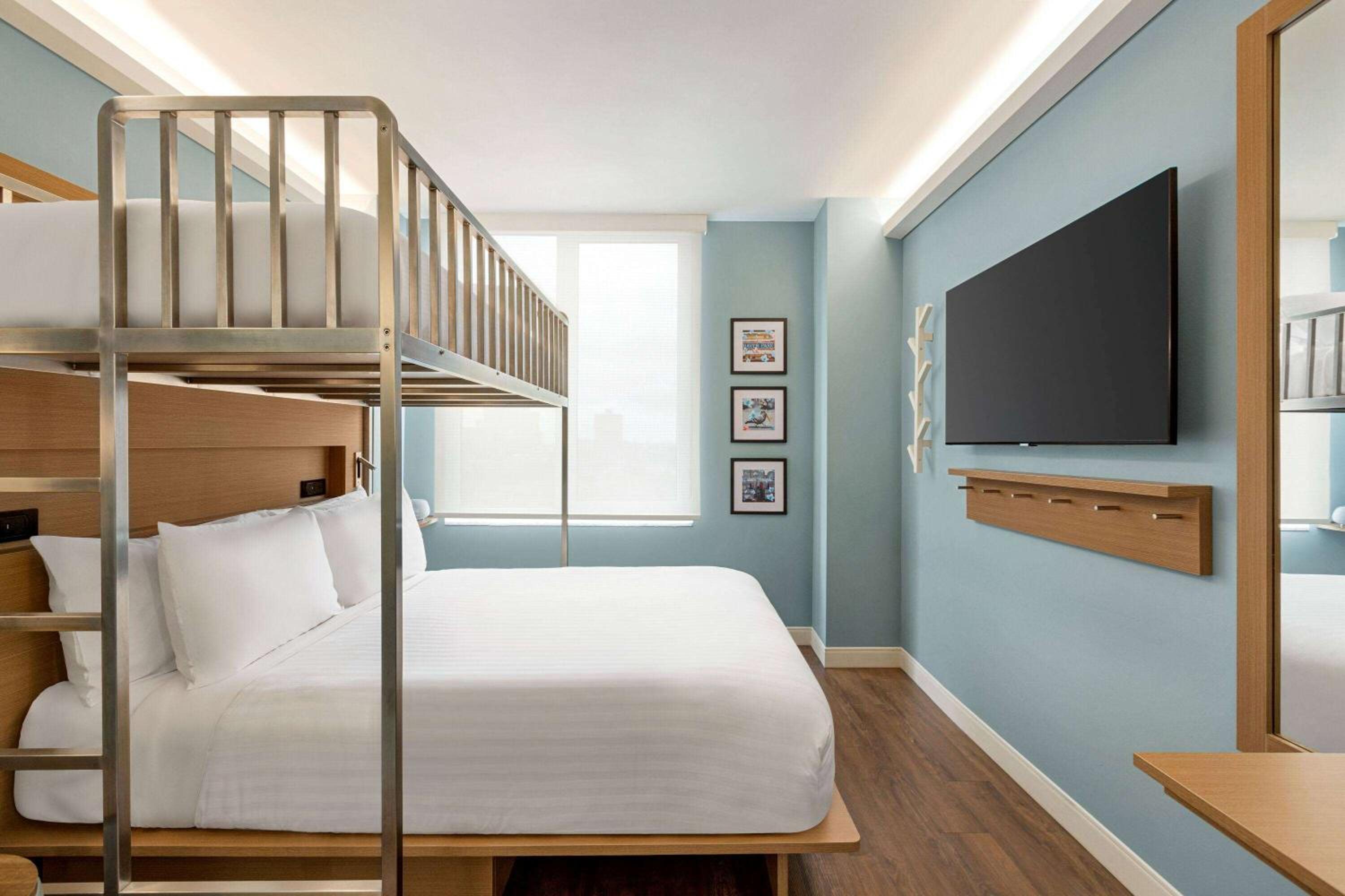 1 Queen and 1 Twin Bunk Bed, Deluxe Room, Non-Smoking - Photo 7