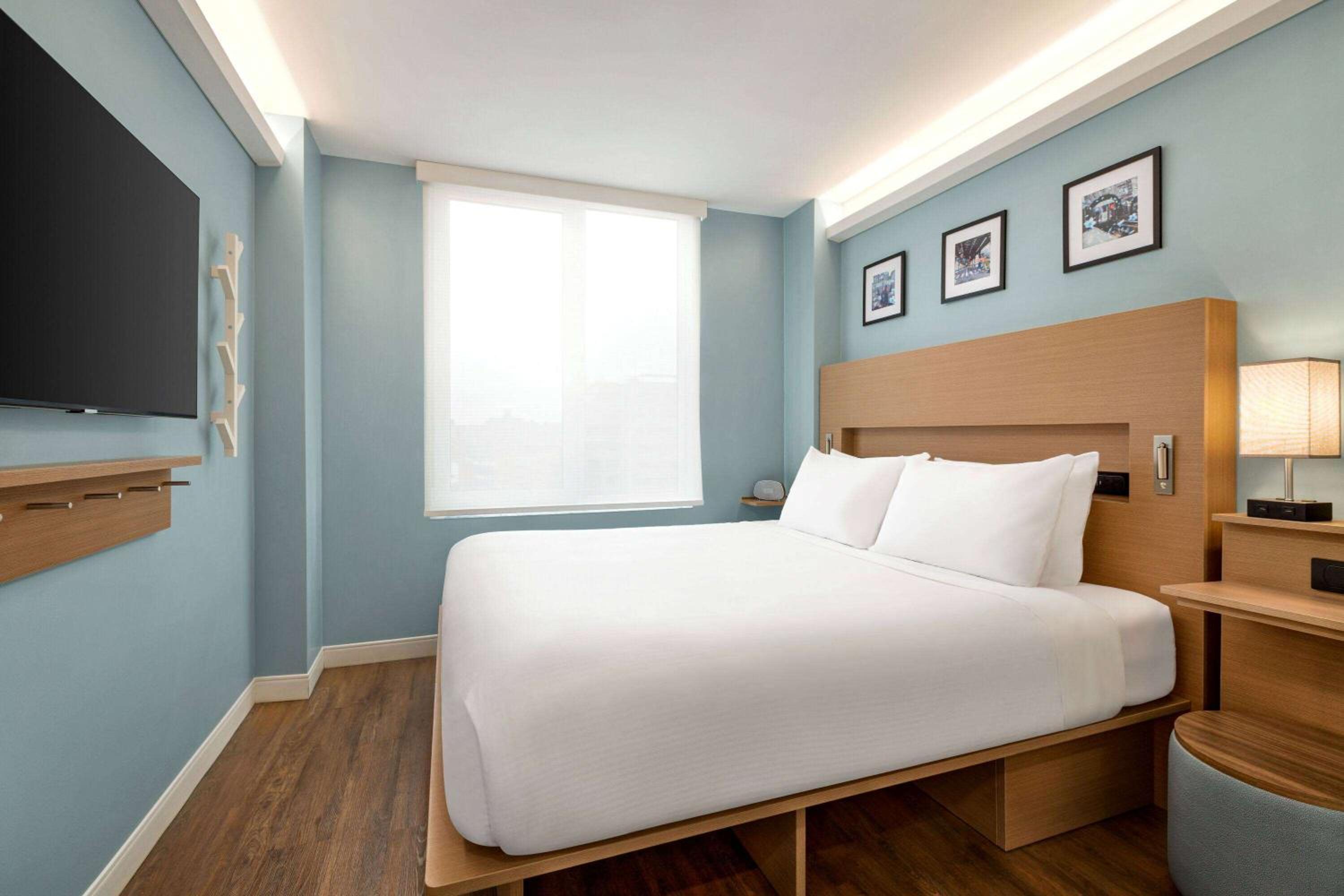 Deluxe King Room - Non-Smoking - Photo 5
