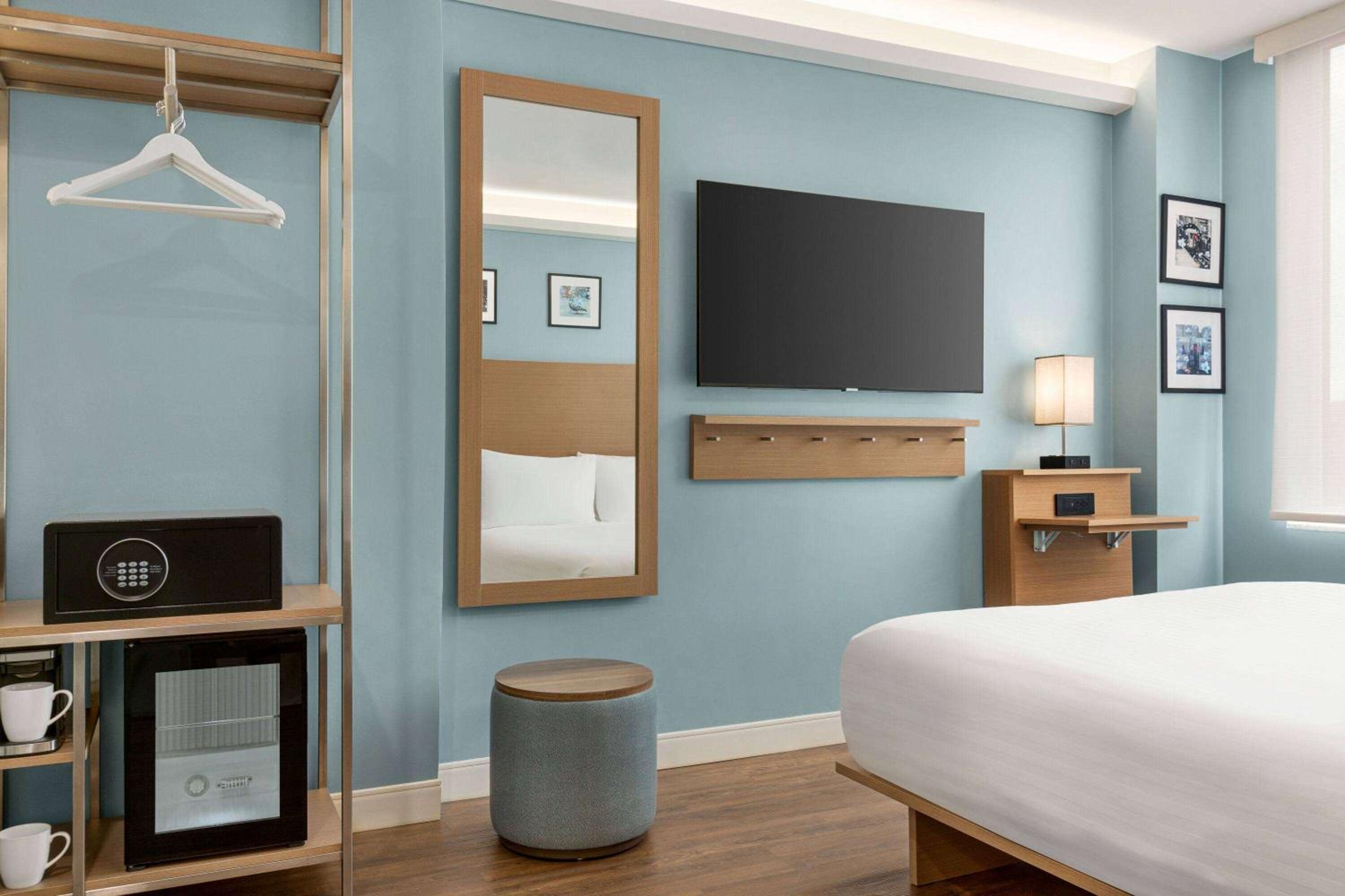 Deluxe Queen Room with Roll-in Shower - Mobility and Hearing Impaired Access/Non-Smoking - Photo 9