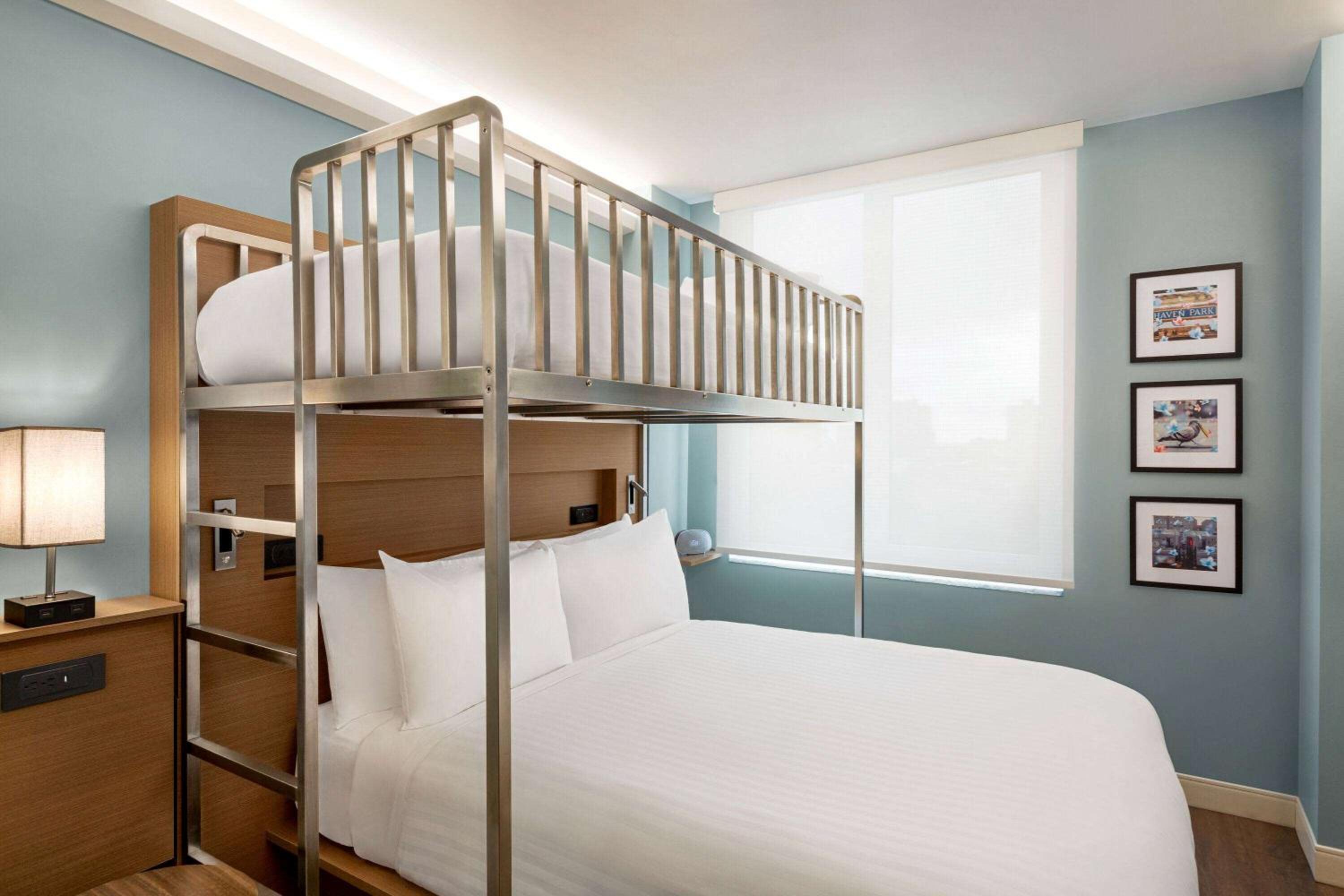 1 Queen and 1 Twin Bunk Bed, Deluxe Room, Non-Smoking - Photo 9
