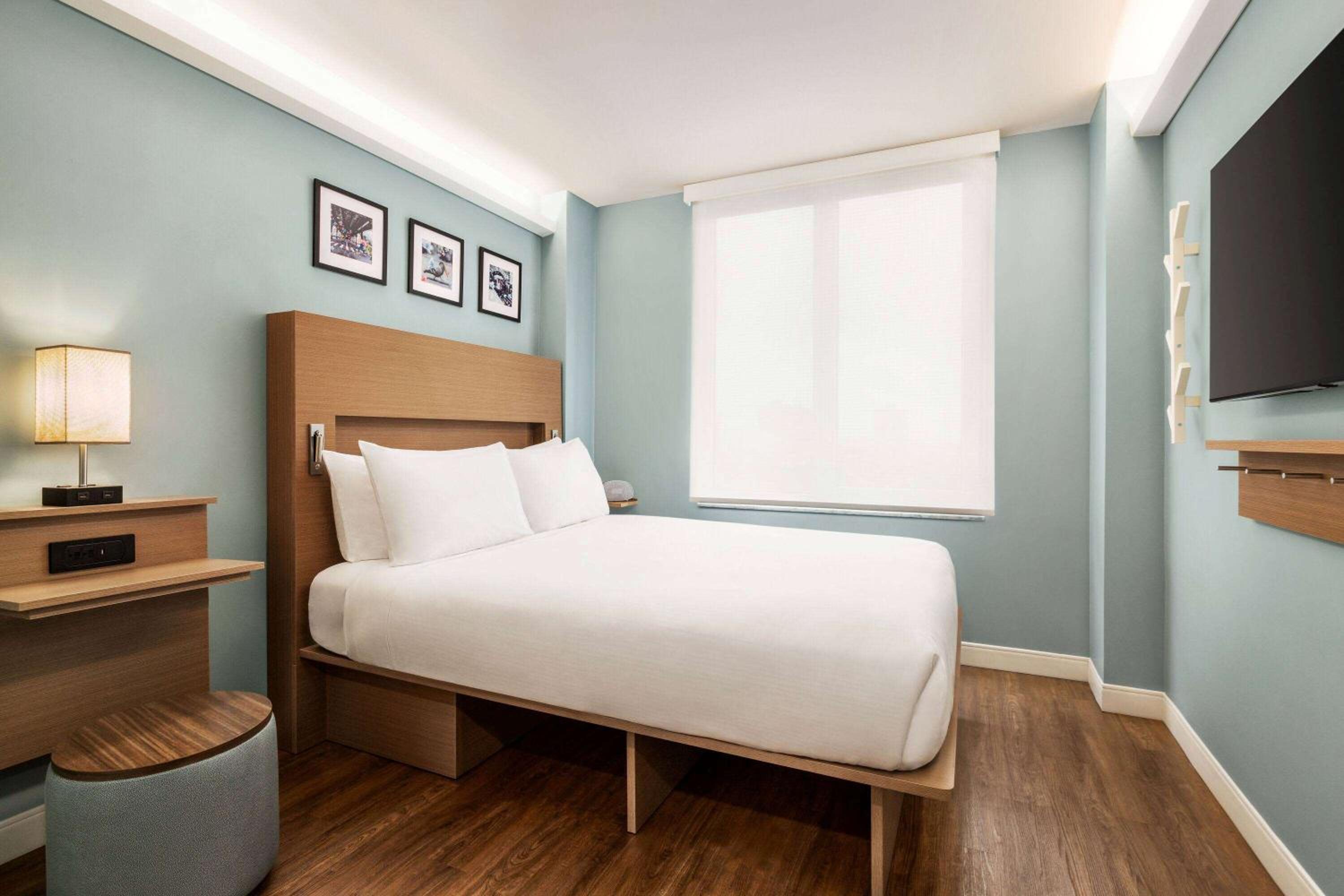Deluxe Queen Room - Non-Smoking - Photo 11