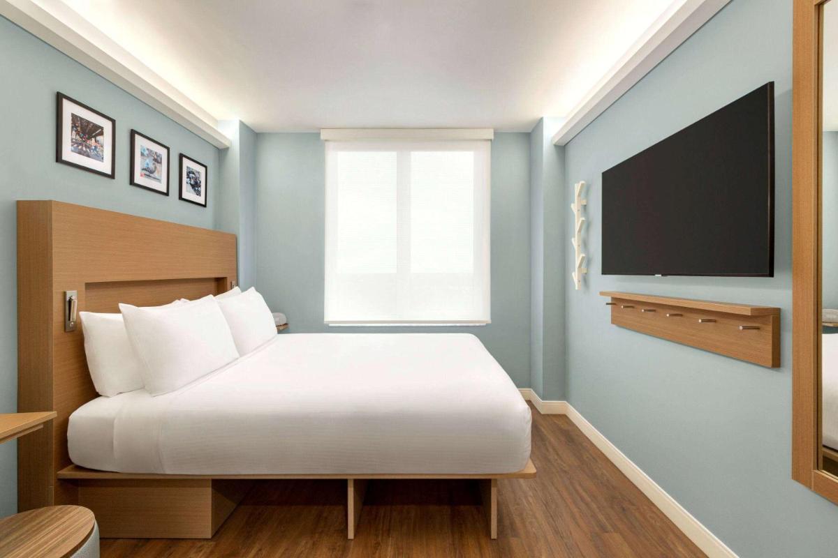 Deluxe Queen Room - Non-Smoking - Photo 10