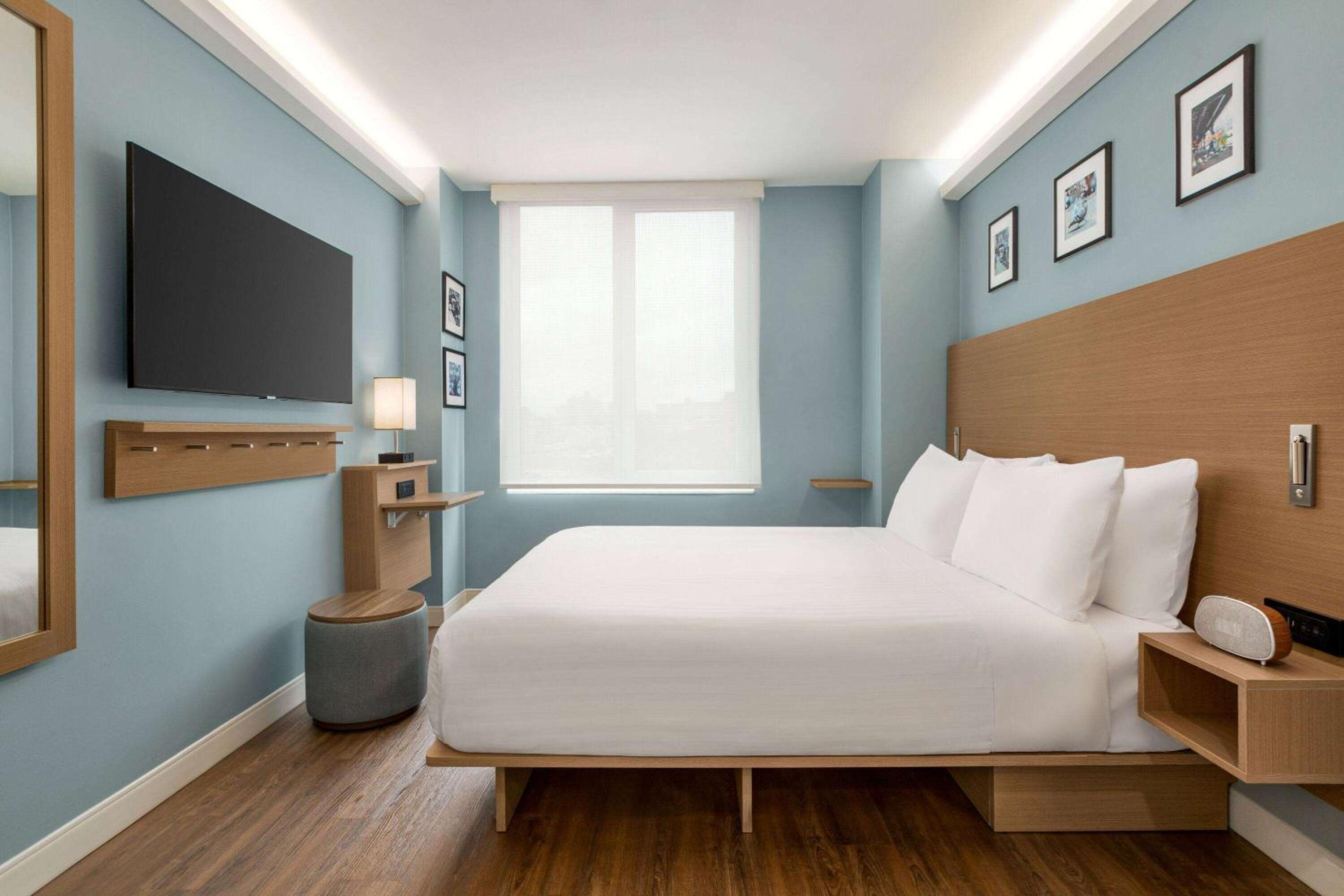 Deluxe Queen Room with Roll-in Shower - Mobility and Hearing Impaired Access/Non-Smoking - Photo 8
