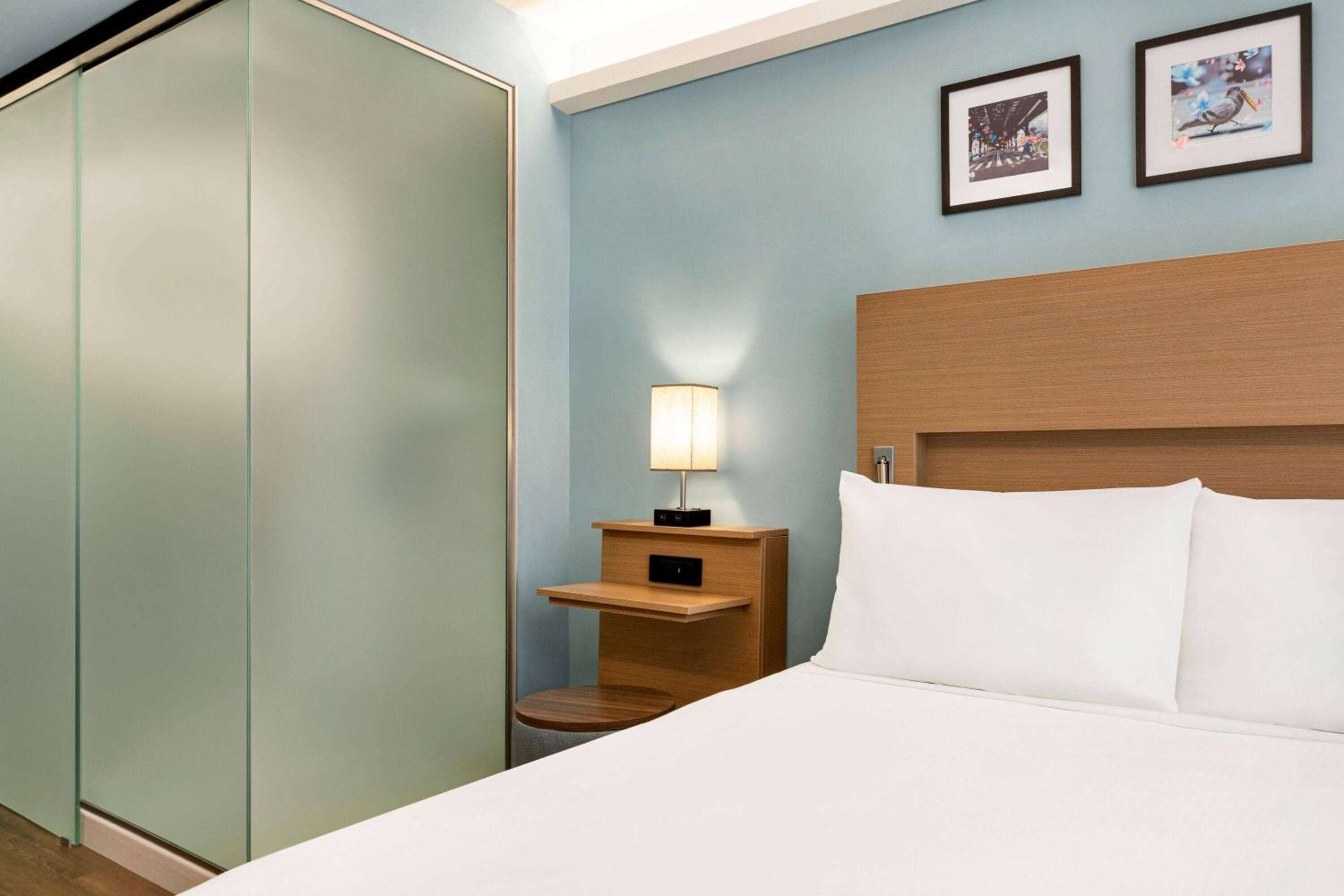 Deluxe Queen Room - Non-Smoking - Photo 12