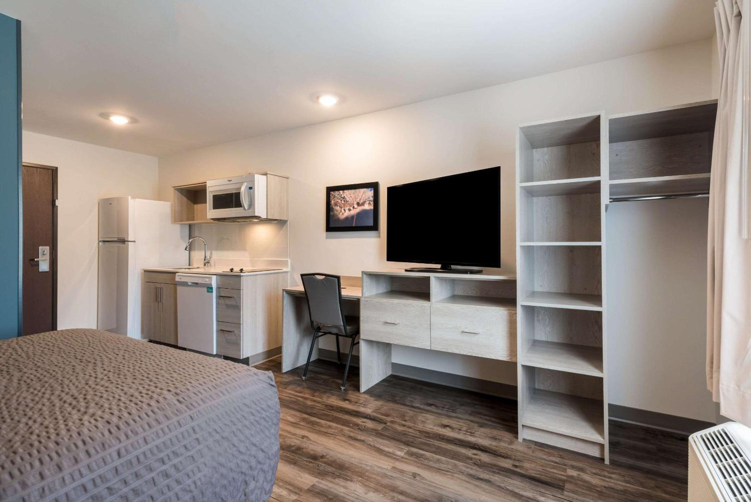 QUEEN SUITE WITH SOFA - Photo 9