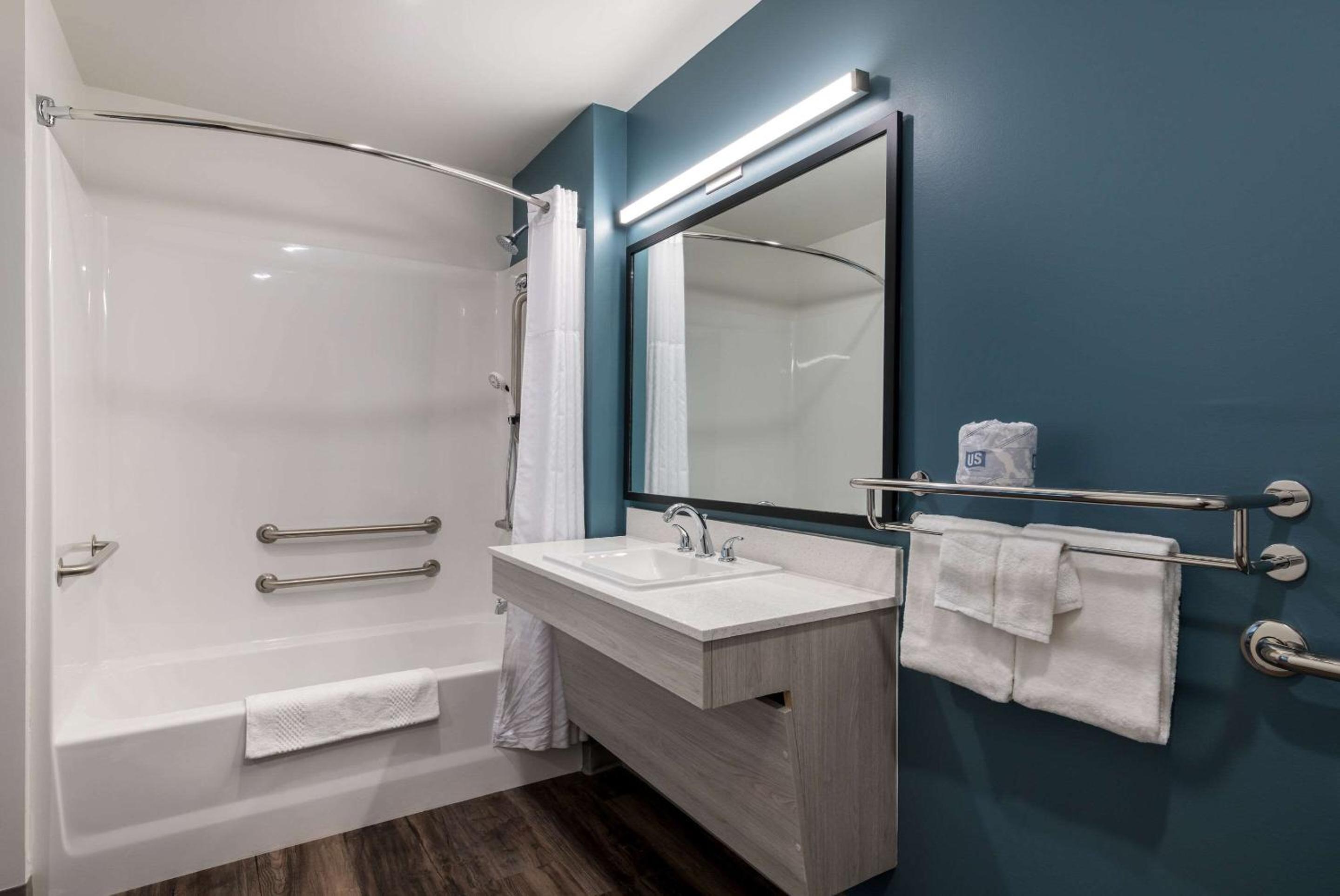 QUEEN SUITE ACCESSIBLE - Photo 2
