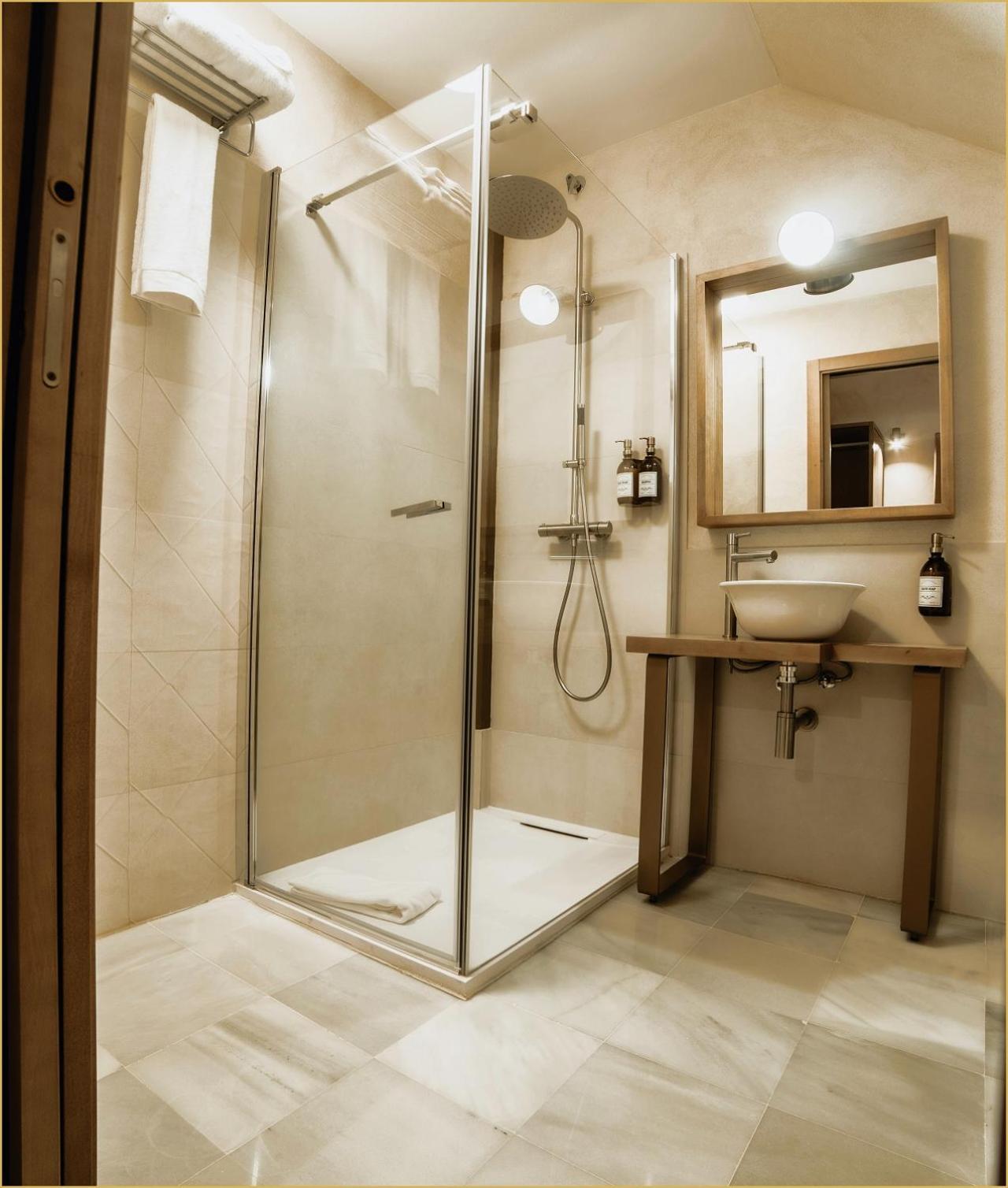 Deluxe Double Room with Shower photo 2