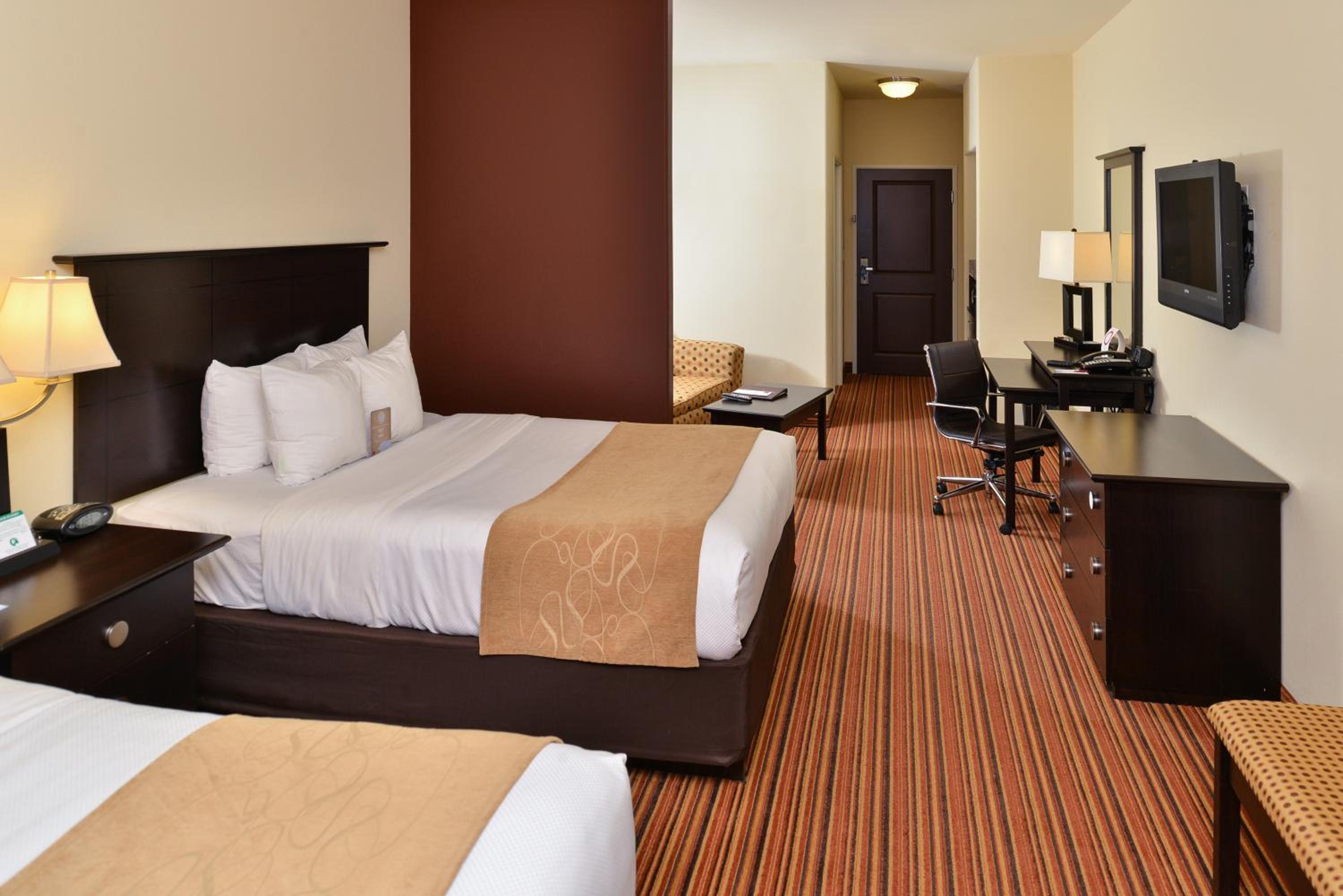 Queen Room with Two Queen Beds - Non-Smoking - Photo 9