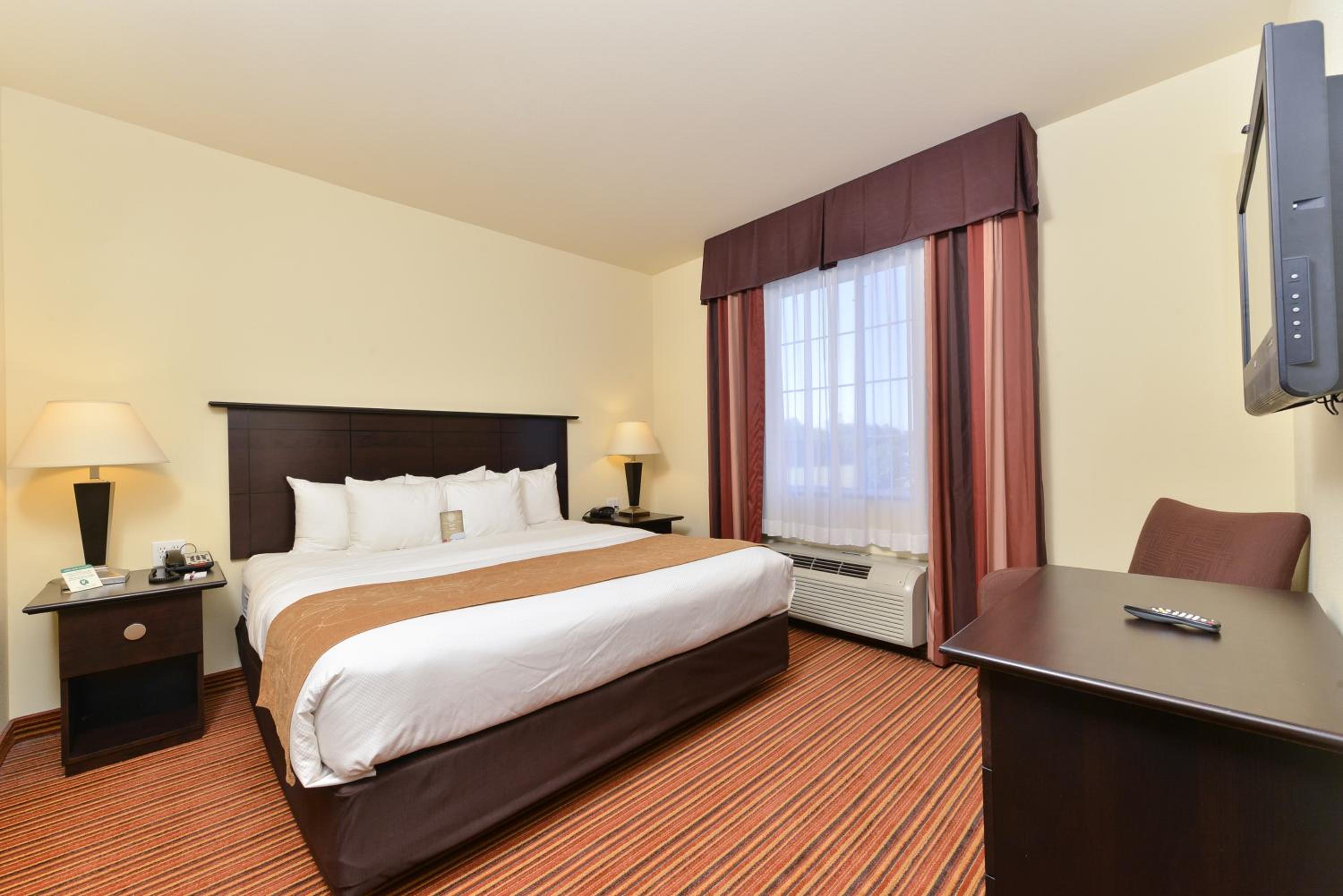 Queen Room with Two Queen Beds - Non-Smoking - Photo 7