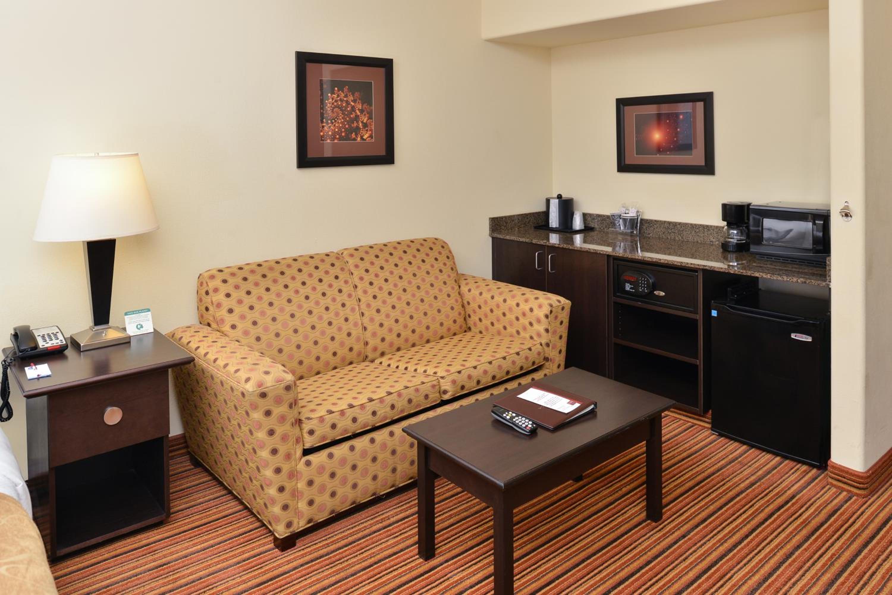 Standard King Suite - Non-Smoking - Photo 4