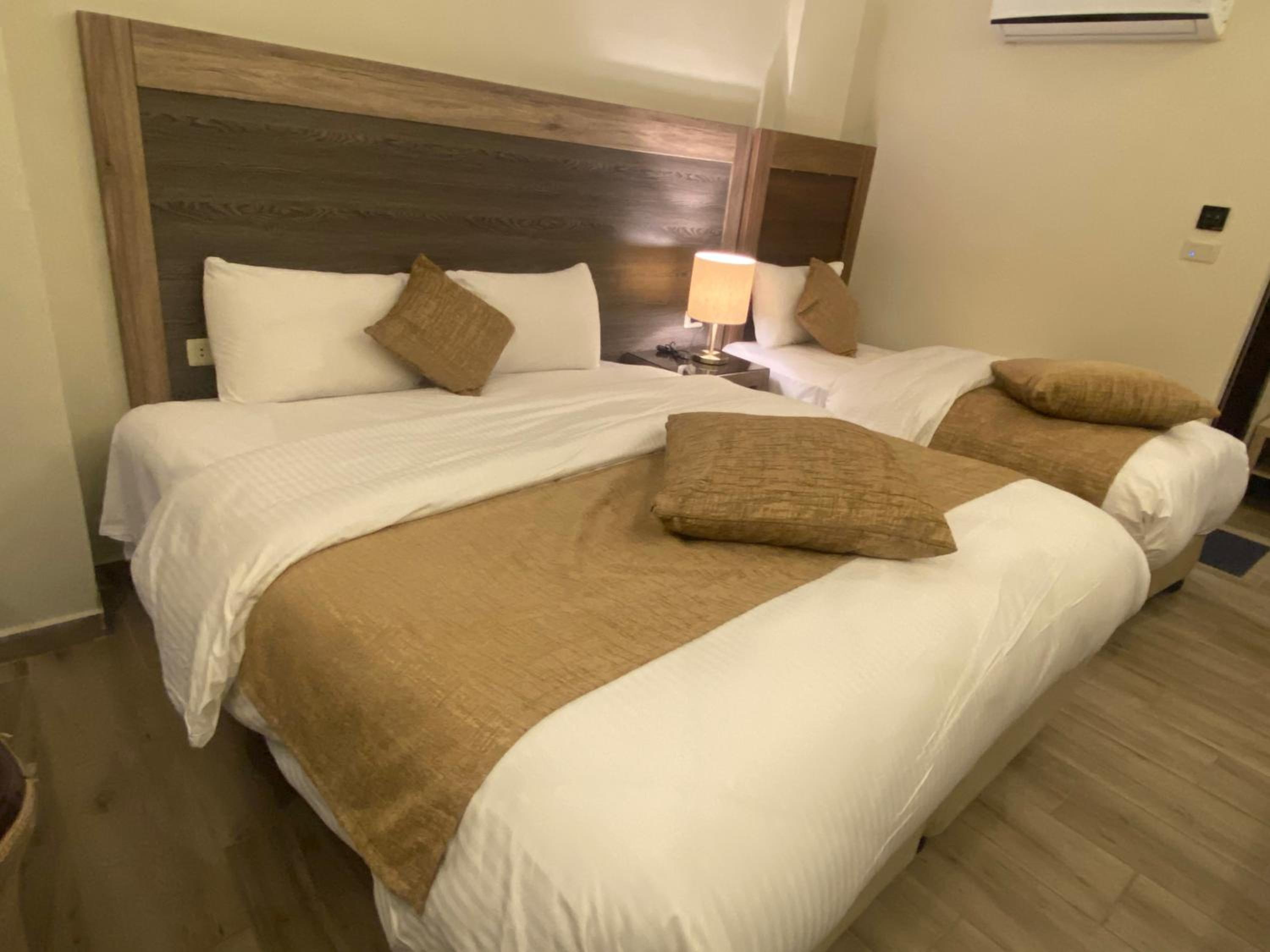 Deluxe Family Room - Photo 13