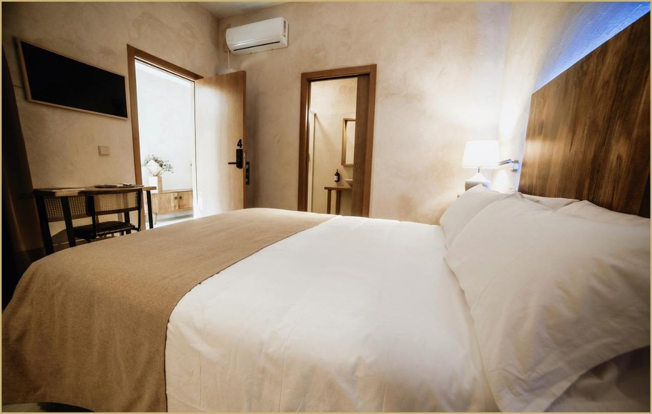 Deluxe Double Room with Shower - Photo 2