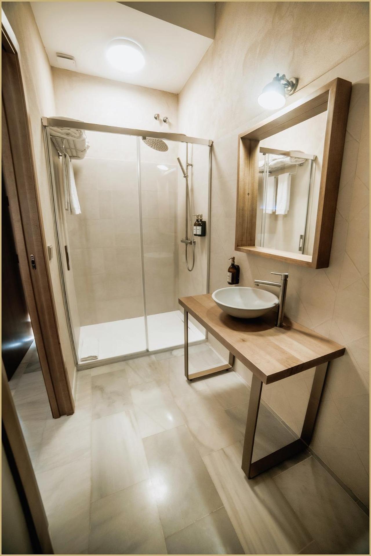 Deluxe Double Room with Shower - Photo 6