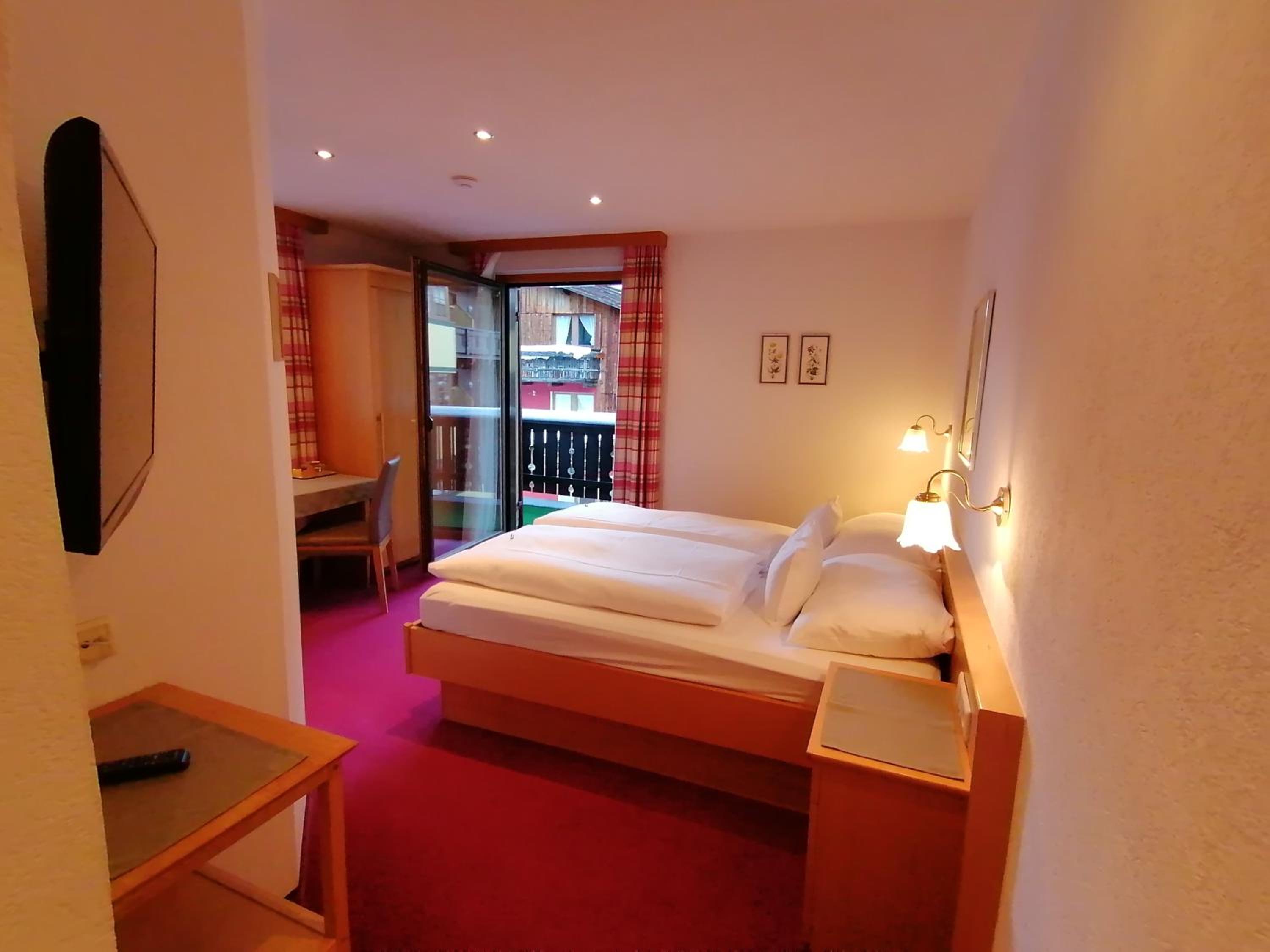 Budget Double Room with Balcony photo 1