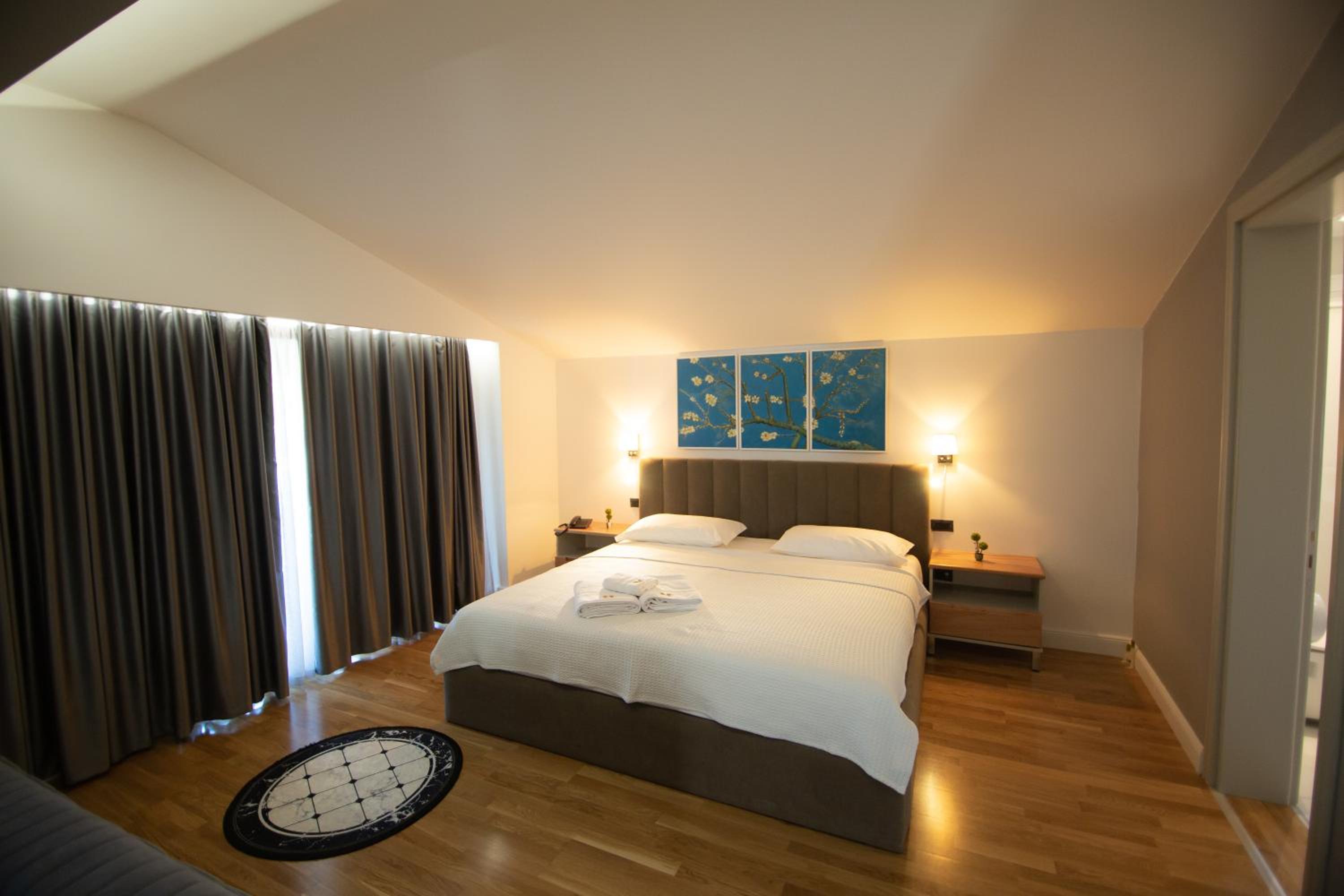 Deluxe King Suite photo 2