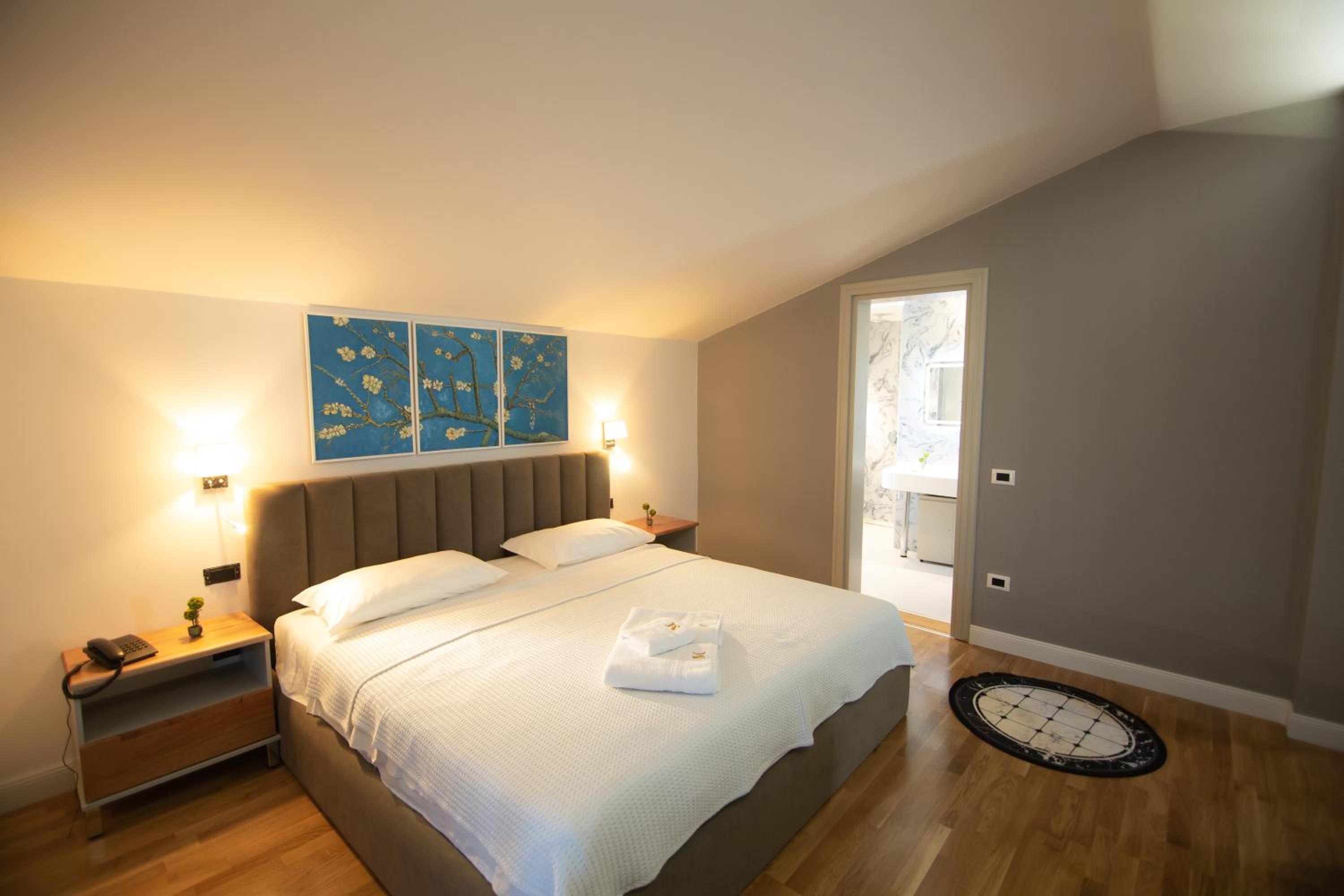 Deluxe King Suite photo 3
