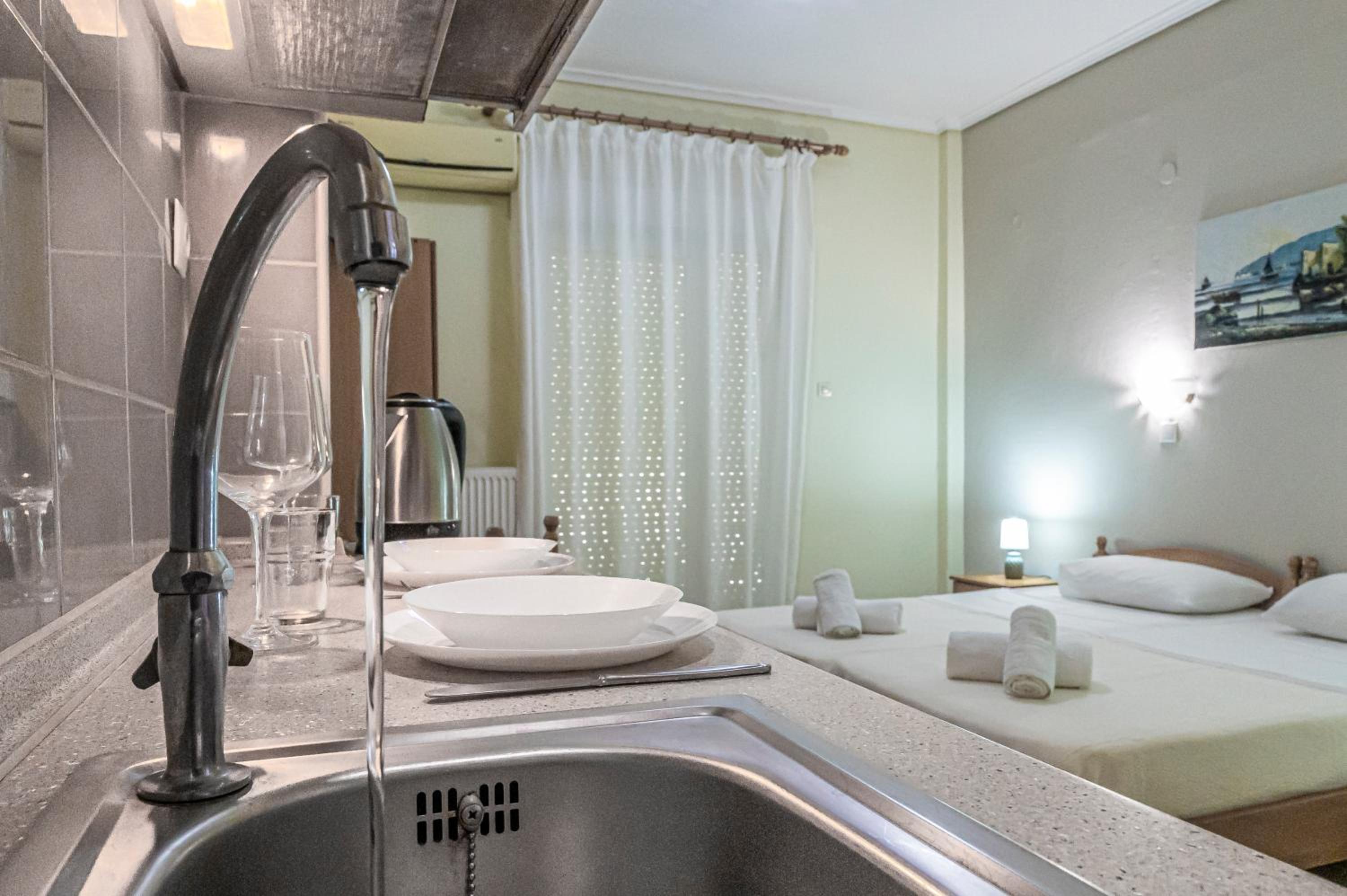 Budget Double Room - Photo 9