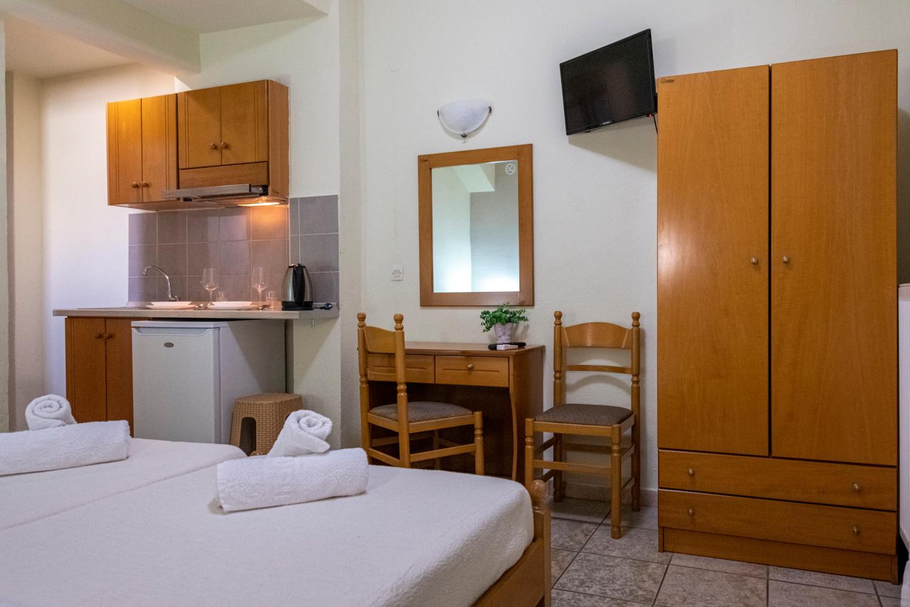Budget Double Room - Photo 8