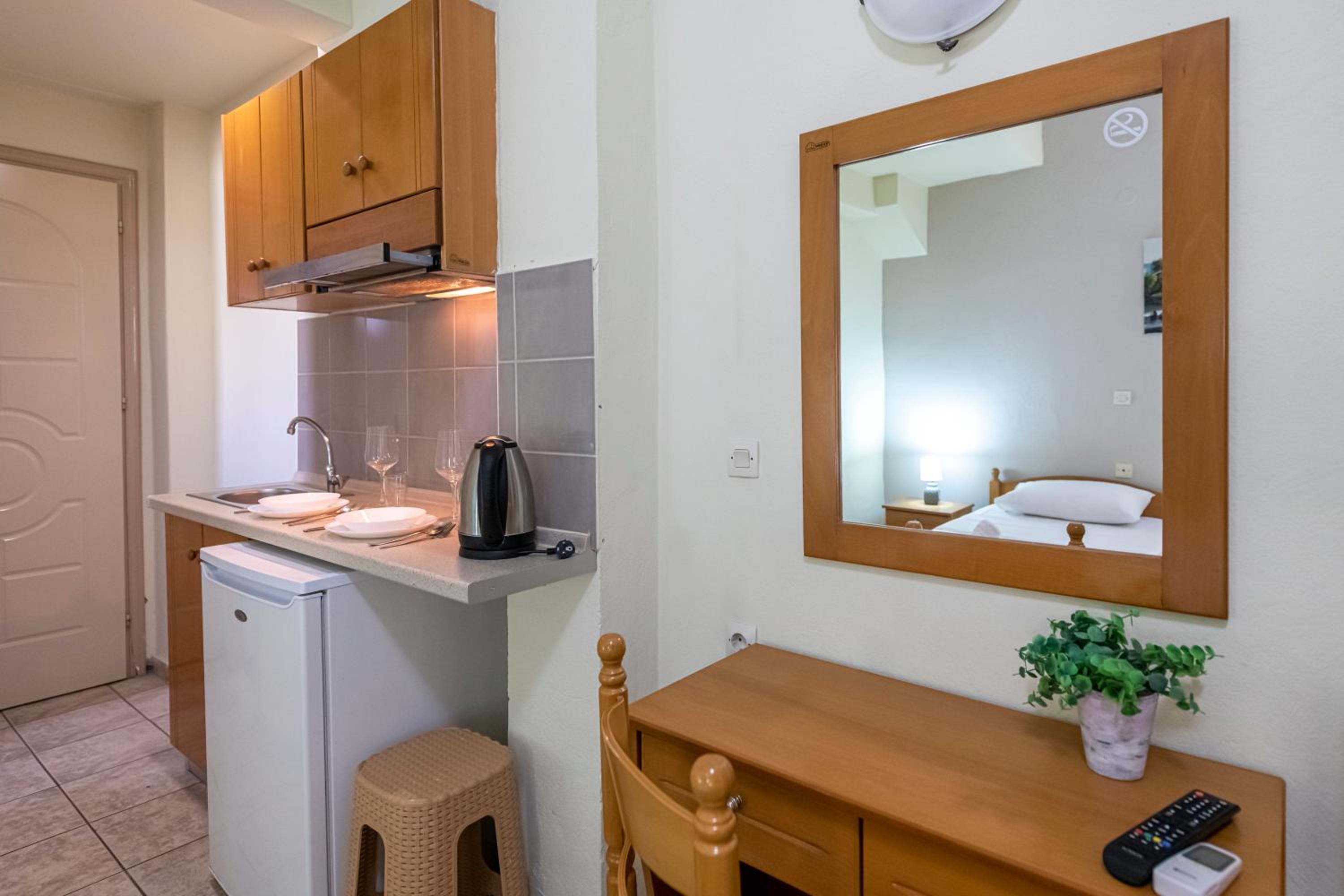 Budget Double Room - Photo 7